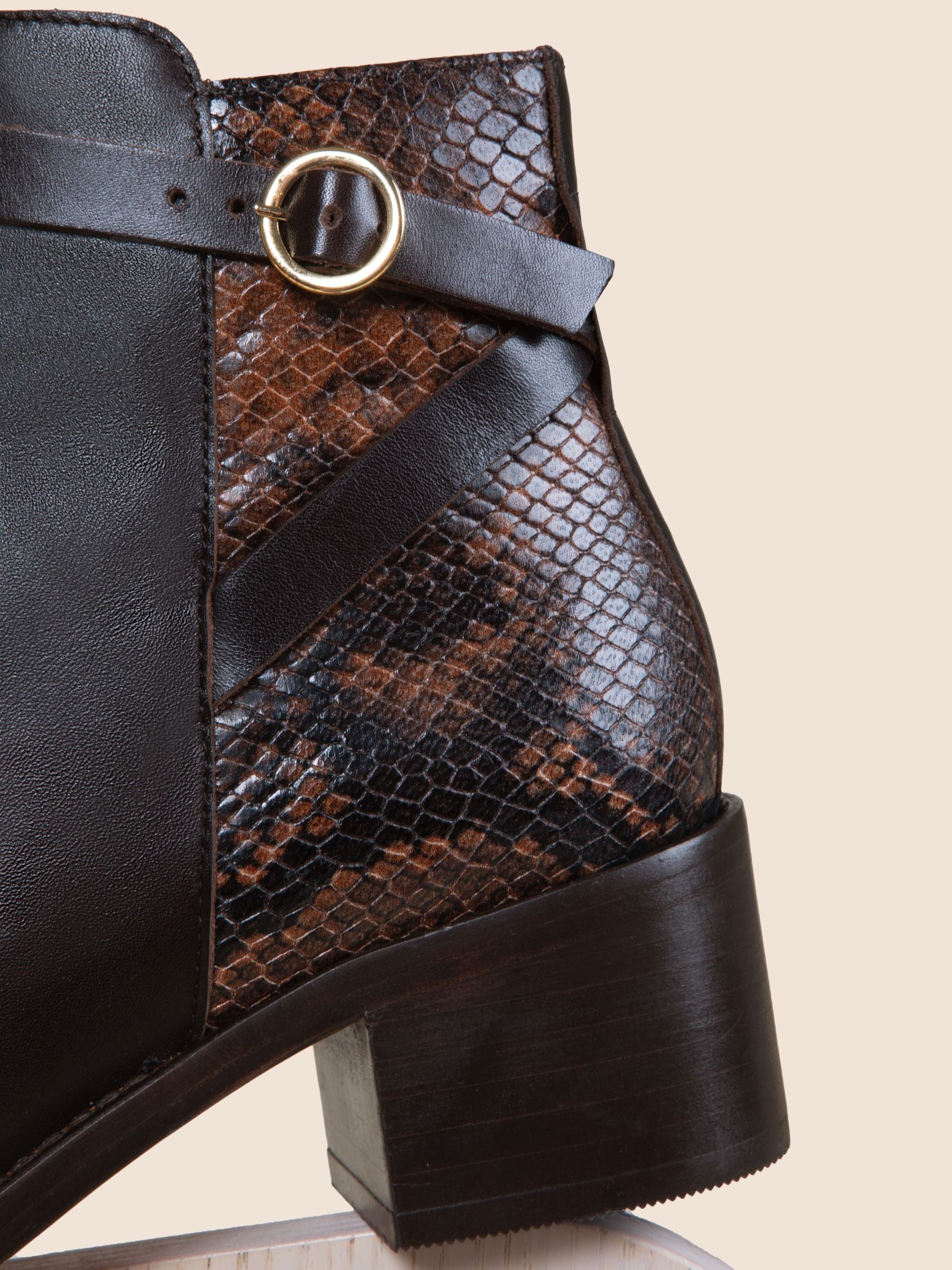 vue posée bottines cavalières cuir marron python jules & jenn