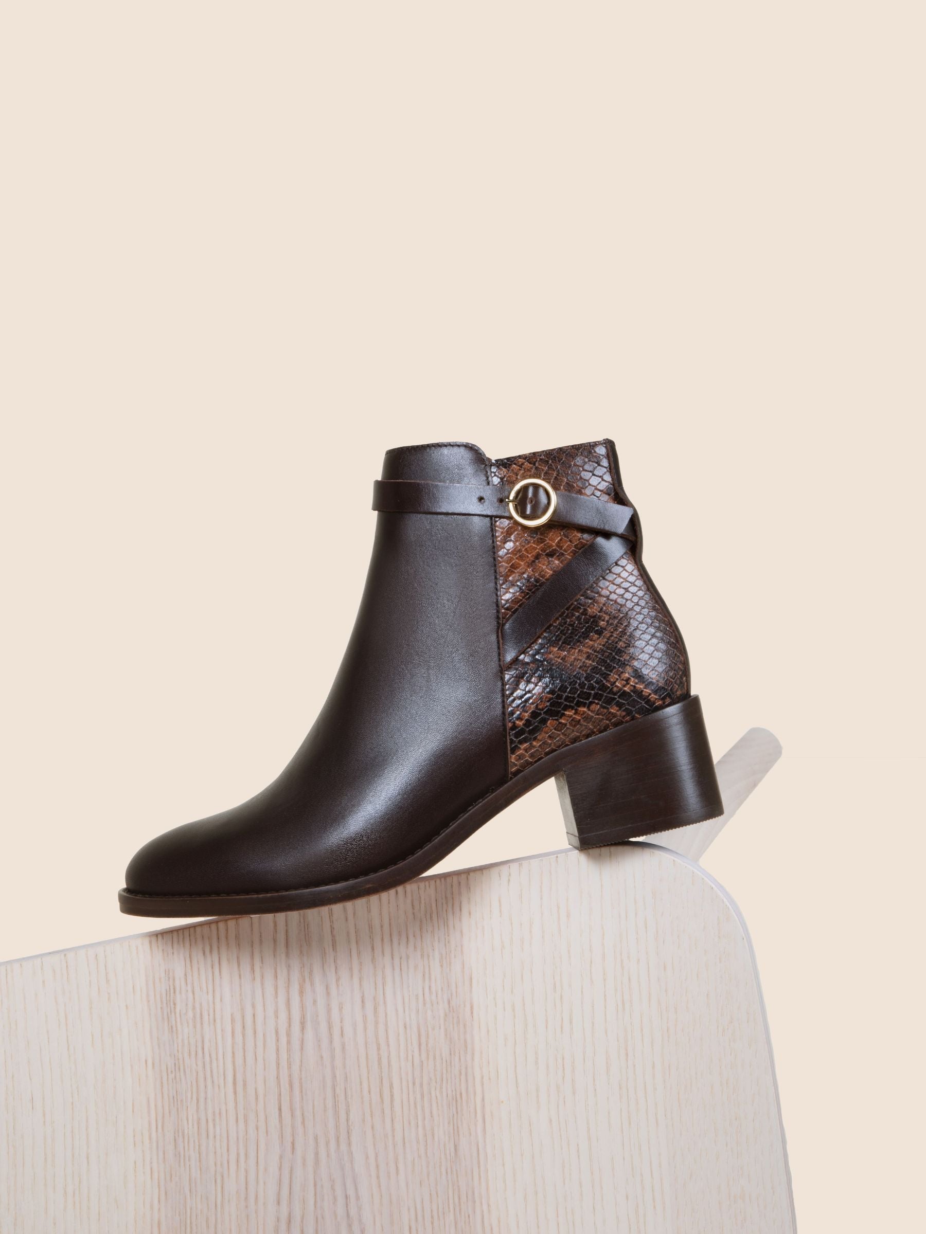 vue posée bottines cavalières cuir marron python jules & jenn