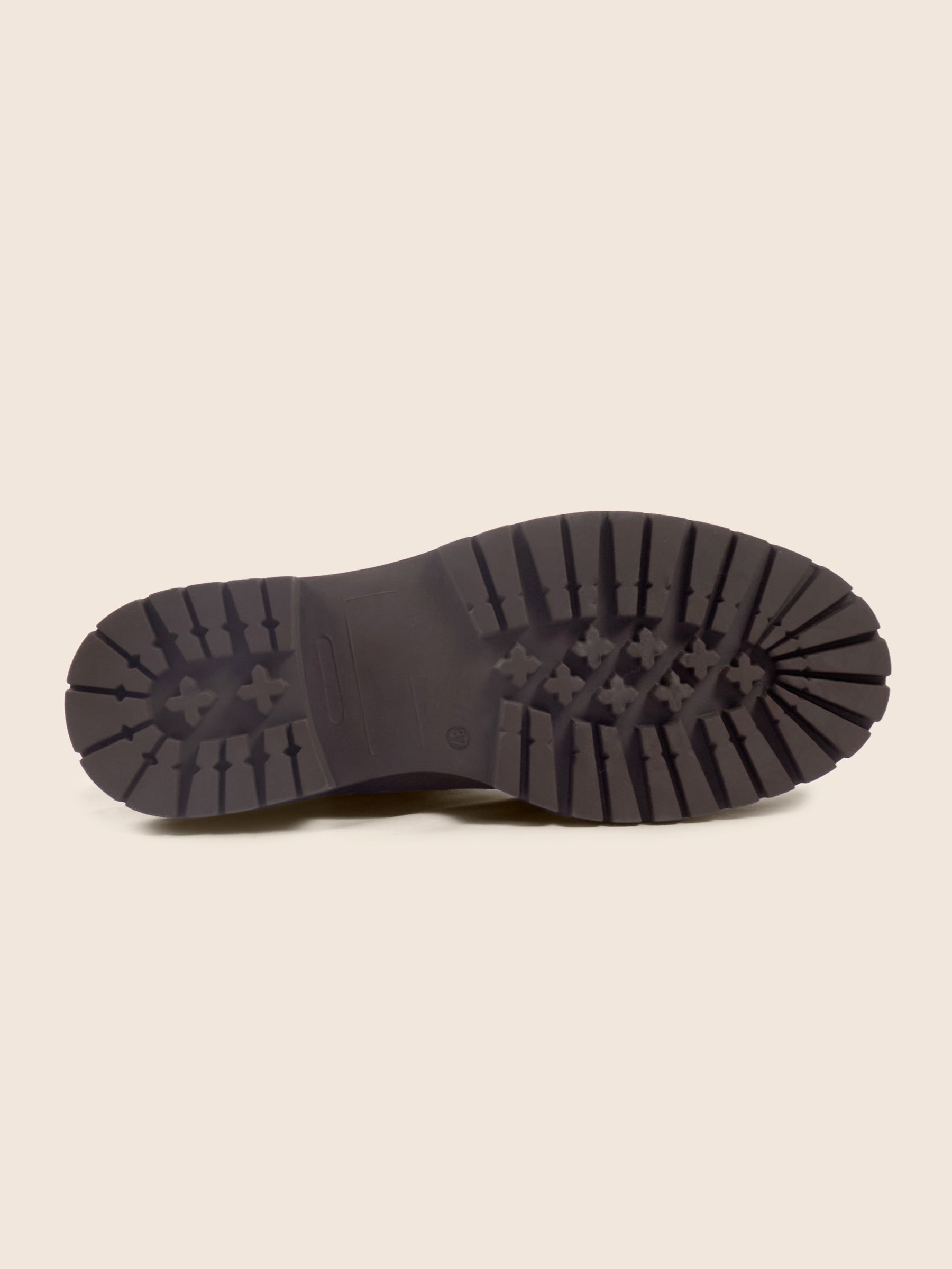 photo vue dessous bottines chelsea crantees cuir daim marron jules jenn