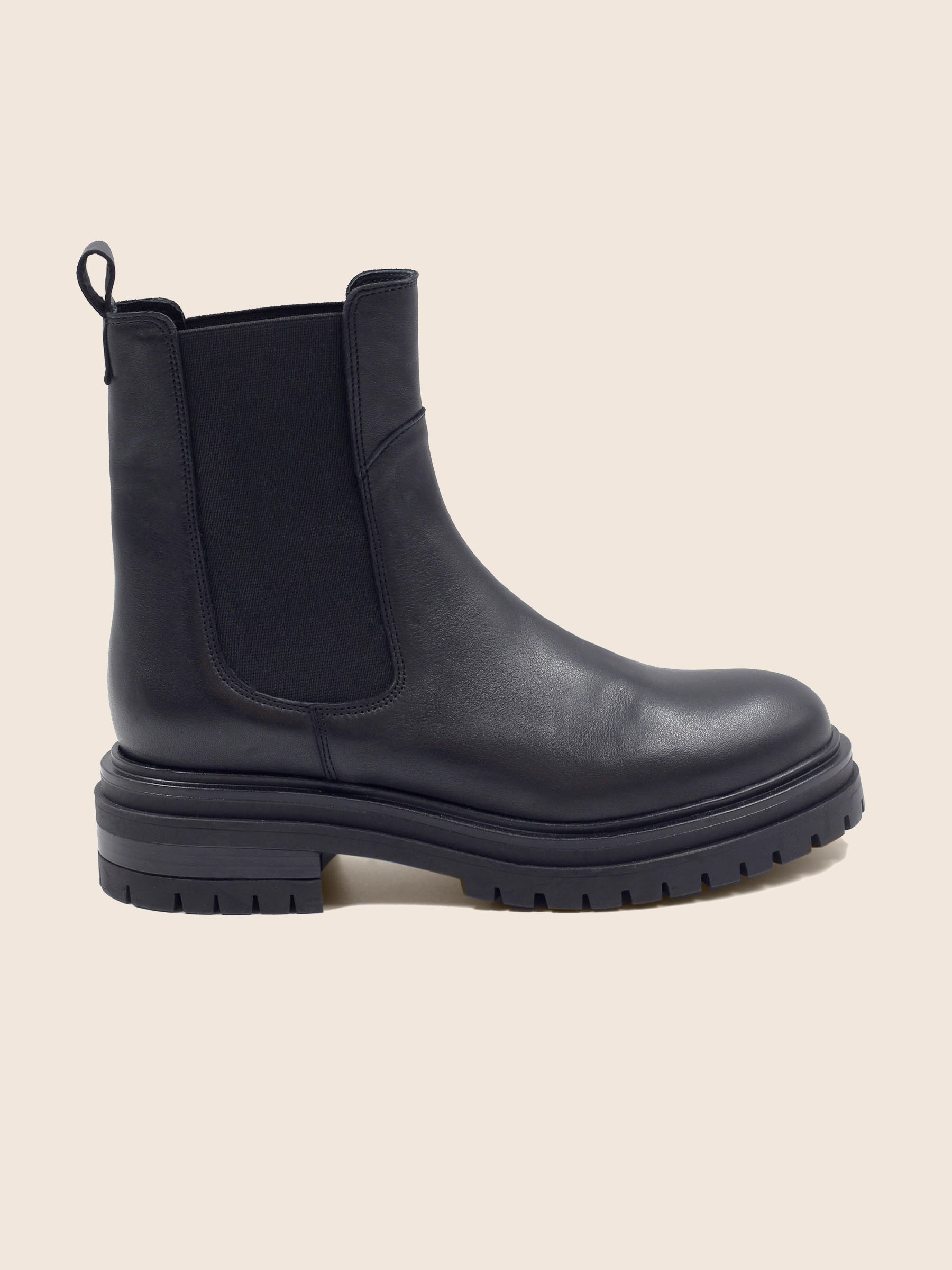 vue posée bottines chelsea crantees cuir noir jules & jenn