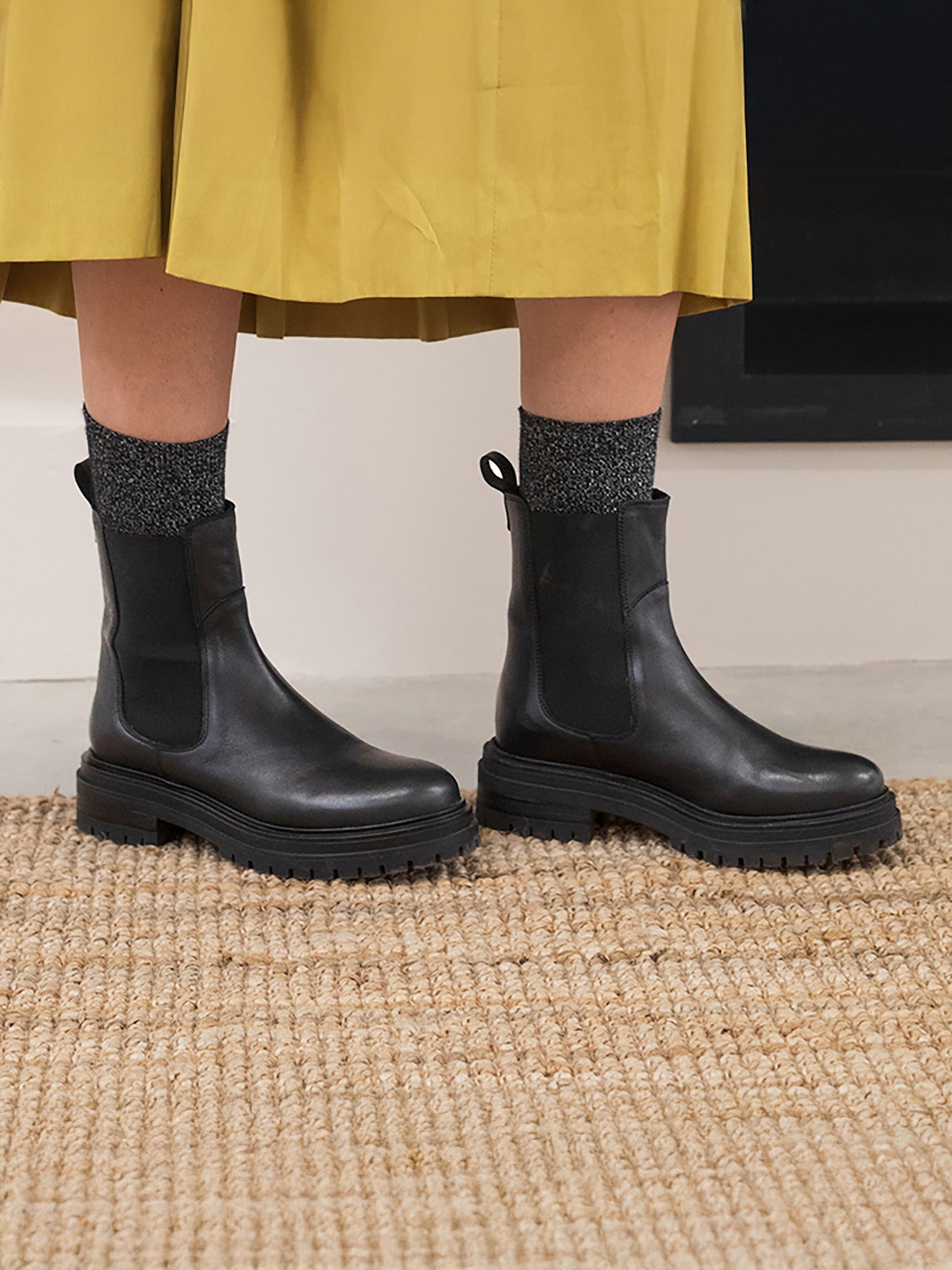 vue portée bottines chelsea crantees cuir noir jules & jenn