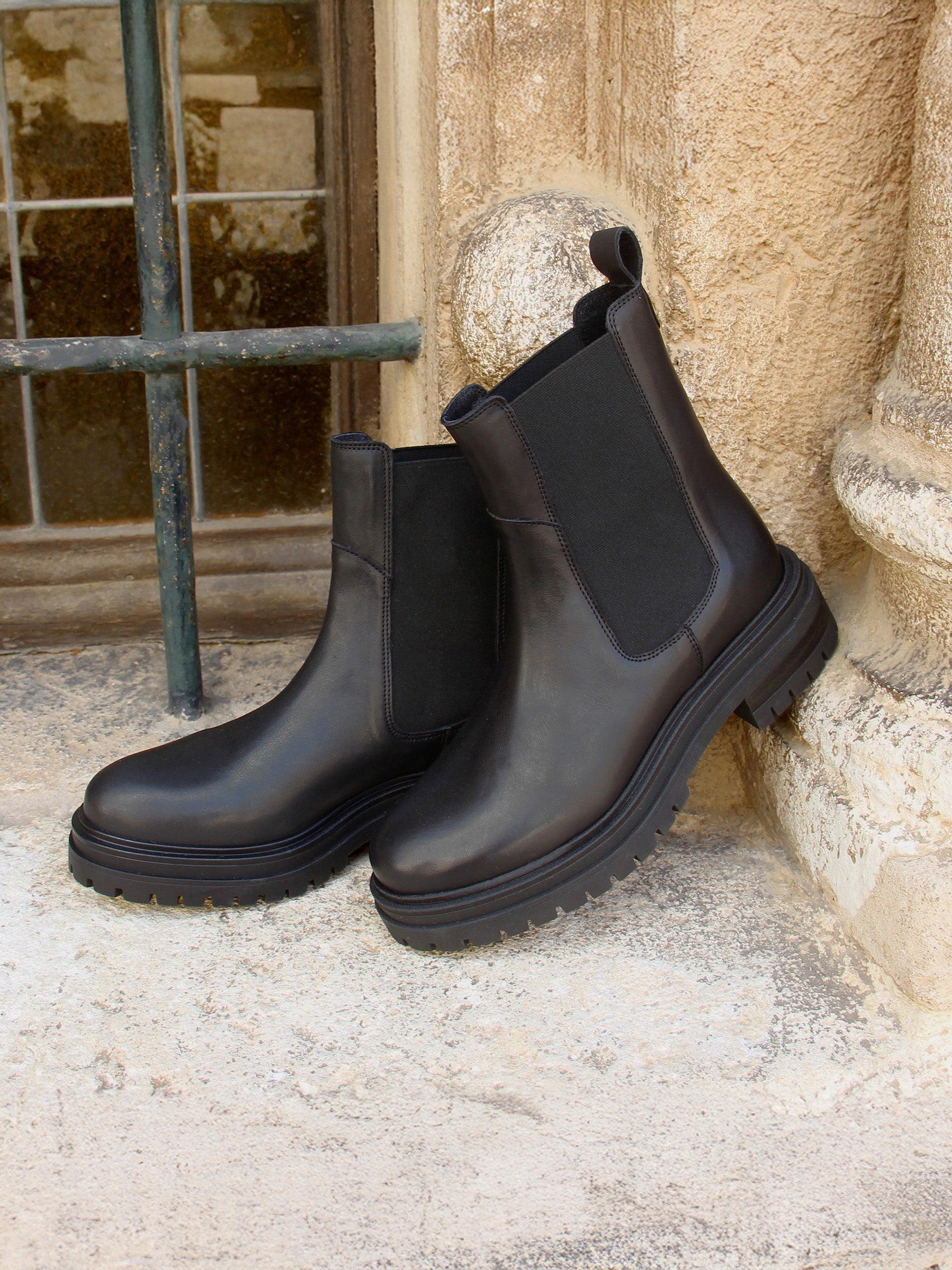 vue posée bottines chelsea crantees cuir noir jules & jenn