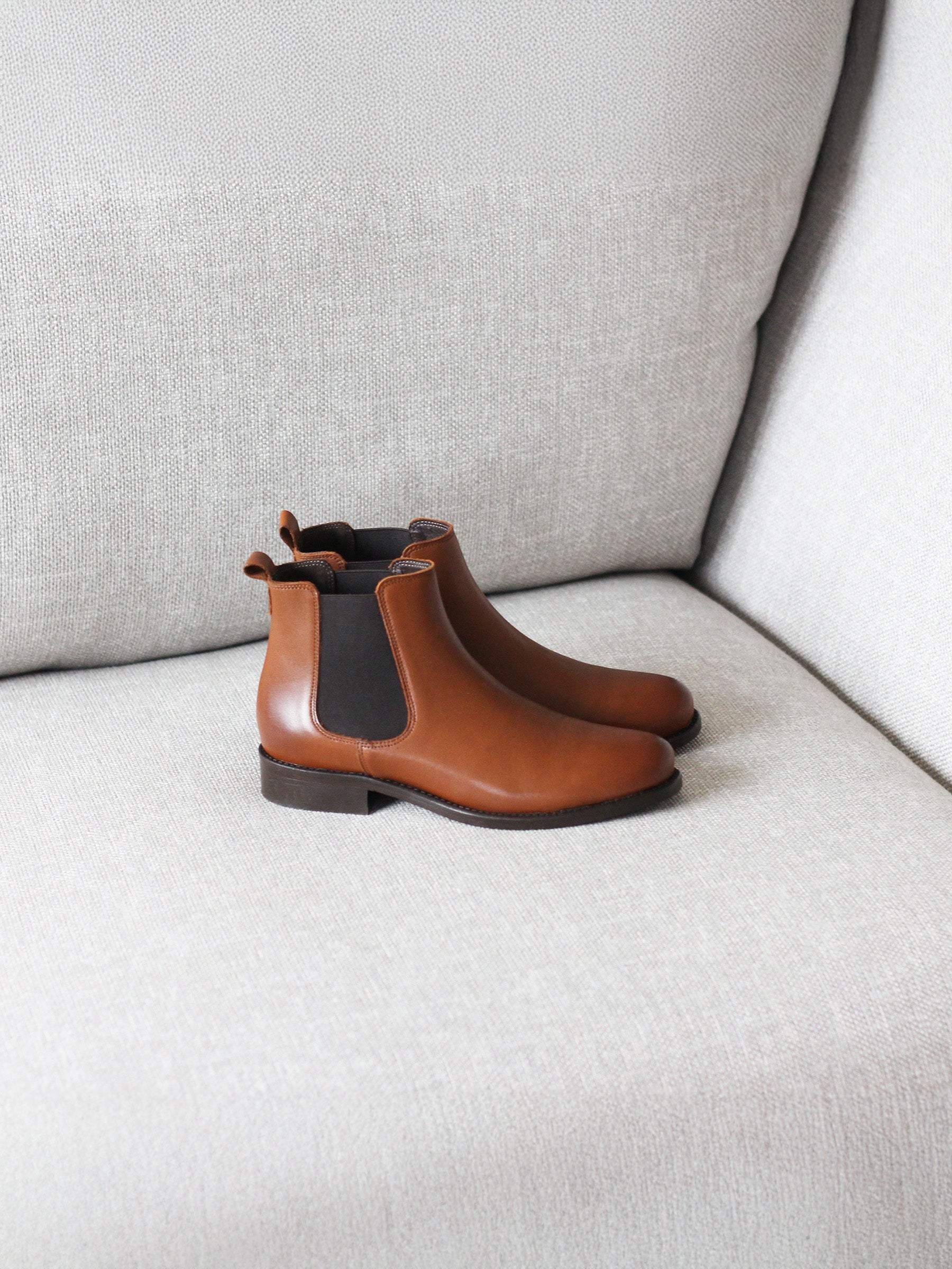 vue posée bottines chelsea cuir camel jules jenn