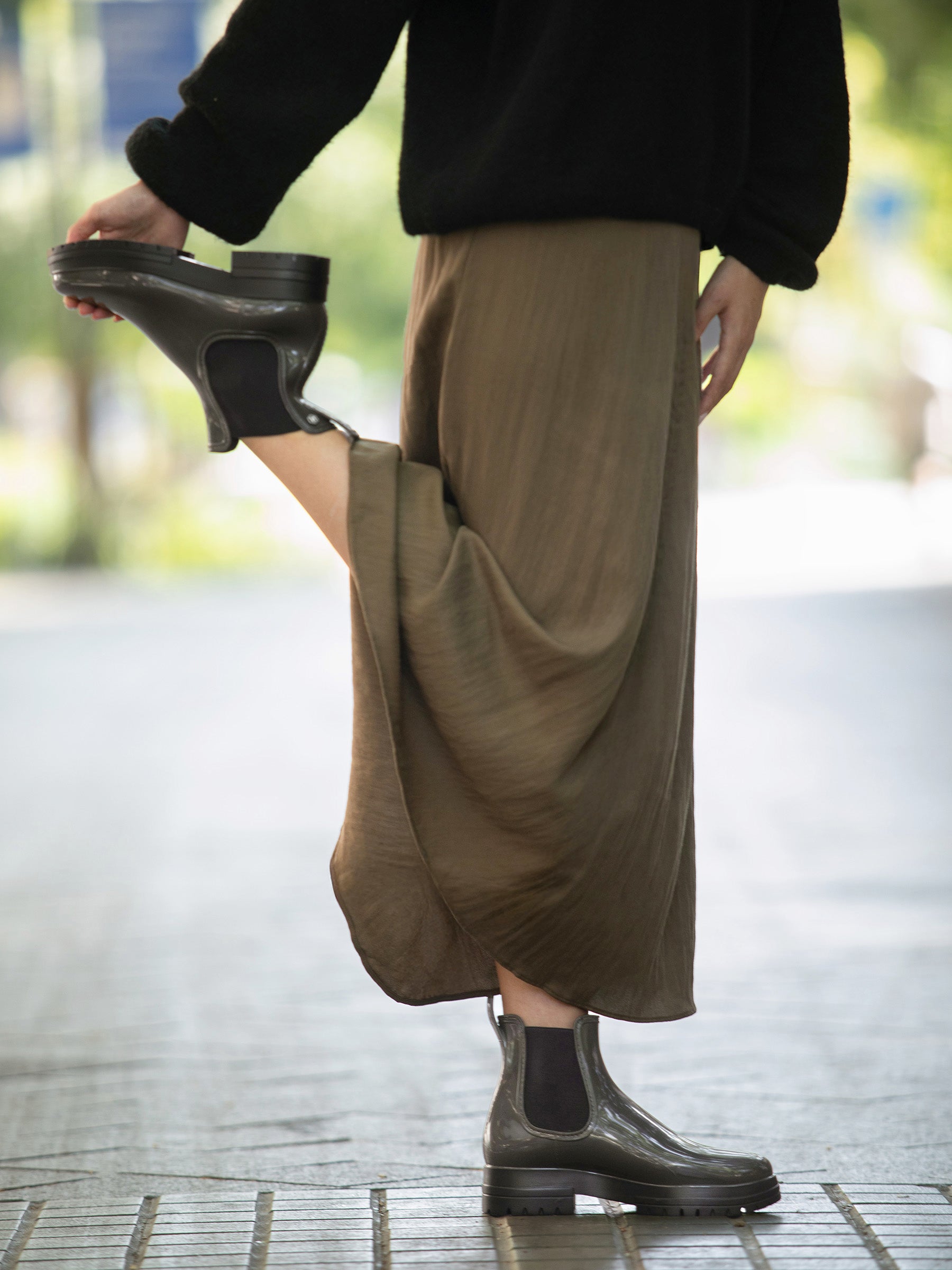 vue portée bottines de pluie crantées kaki et noir jules jenn