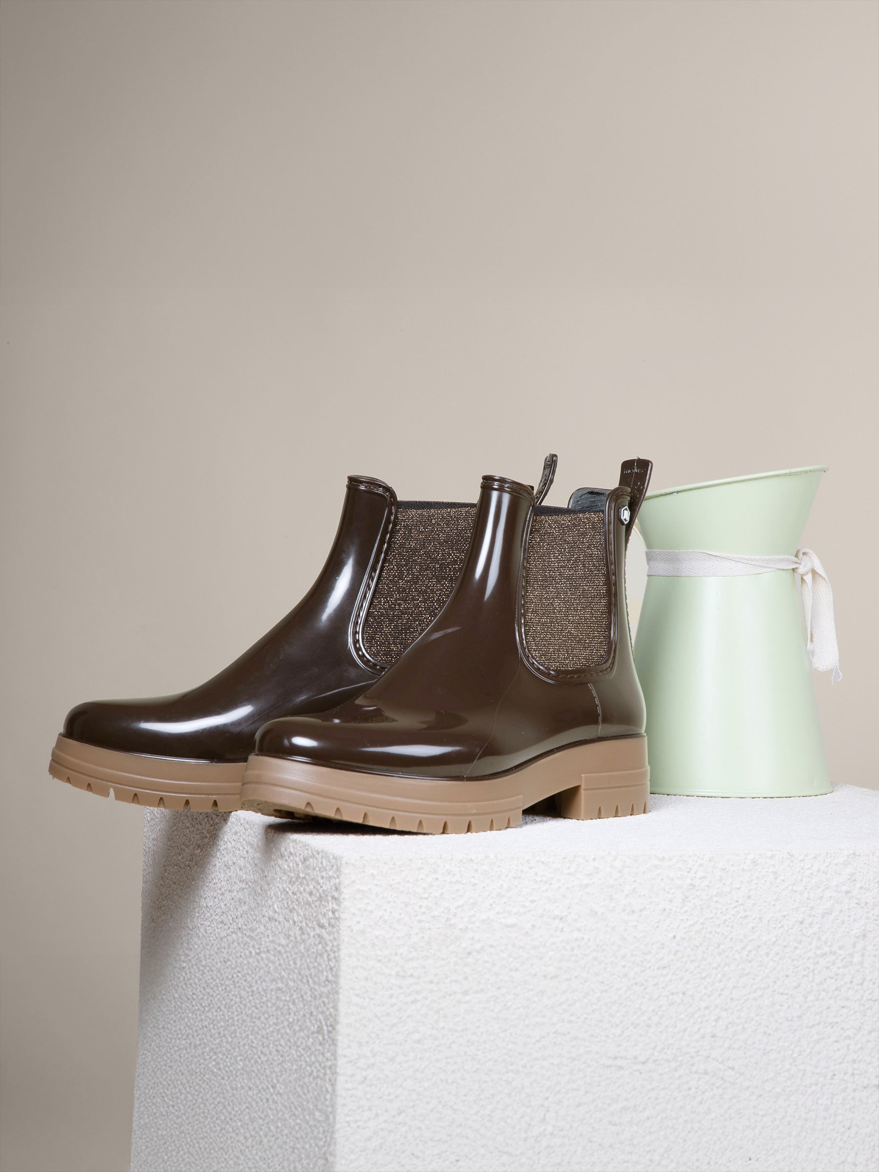 vue posée bottines de pluie crantées marron et beige jules & jenn