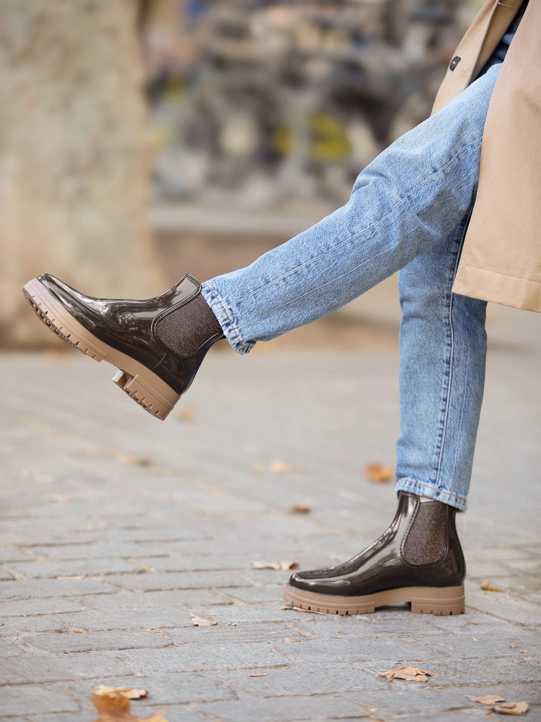 vue portée bottines de pluie crantées marron et beige jules & jenn