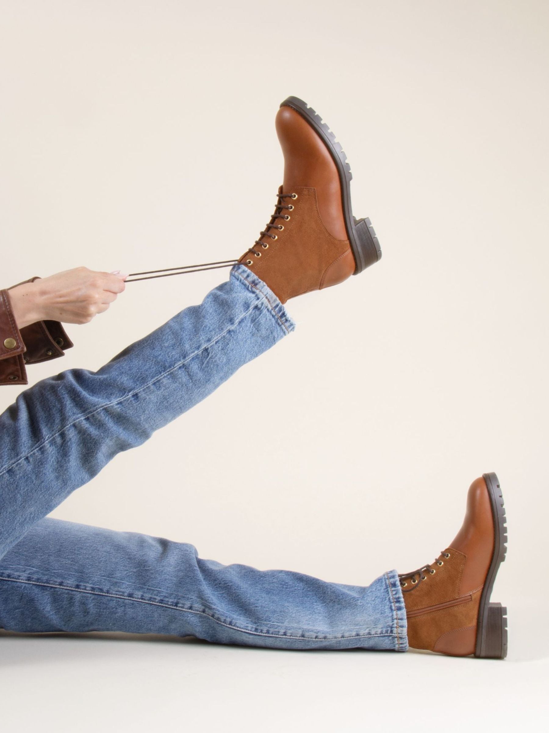 vue portée bottines à lacet cuir camel jules jenn