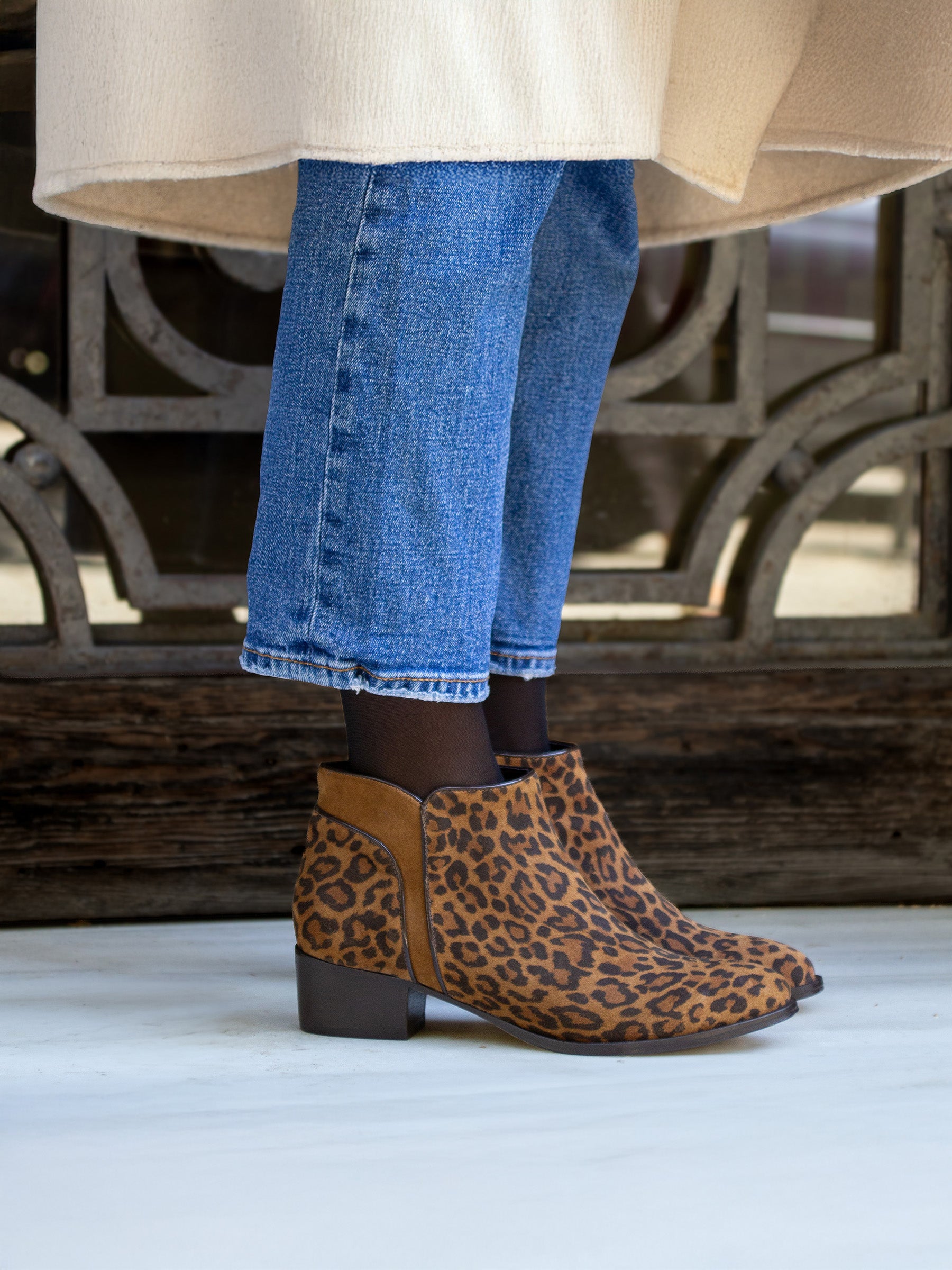 vue portée bottines moyen talon cuir daim leopard jules jenn