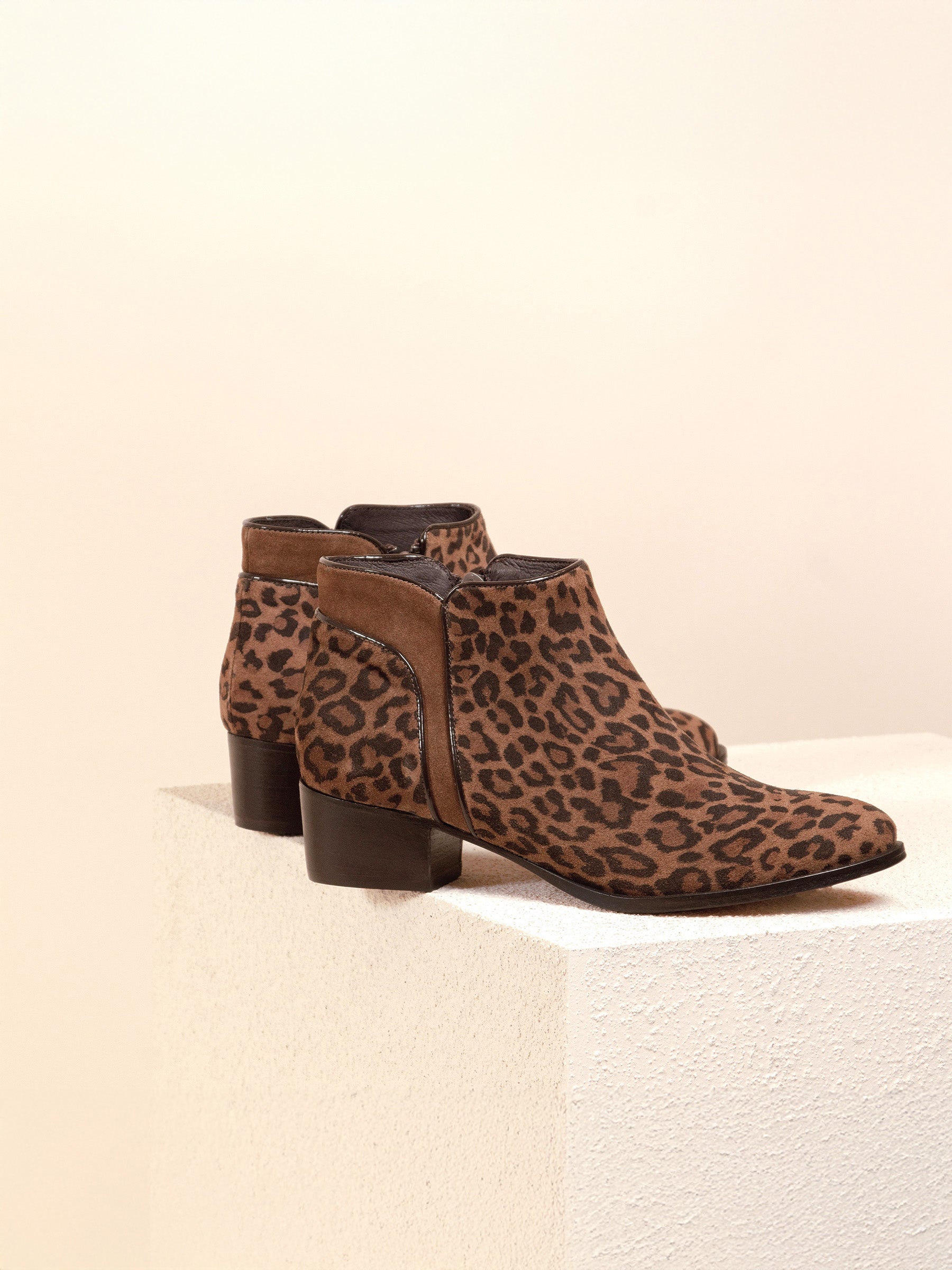 vue posée bottines moyen talon cuir daim leopard jules jenn