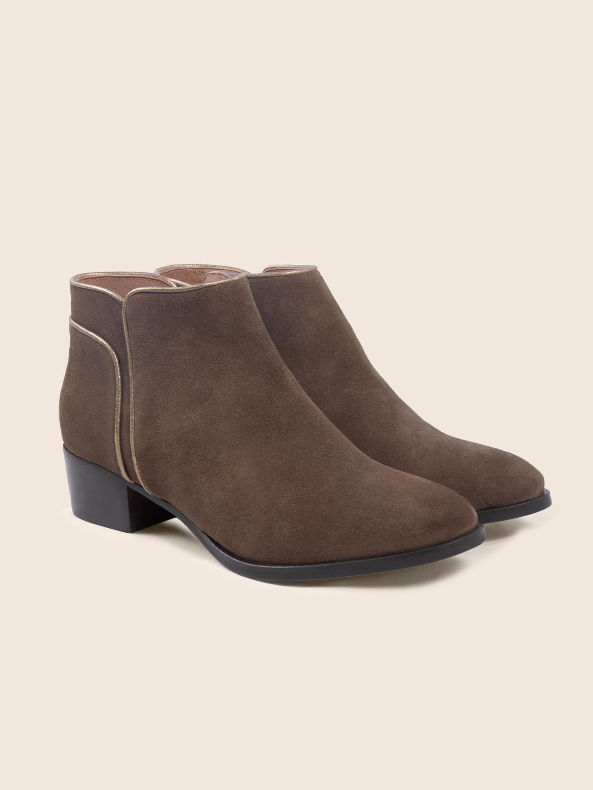 photo vue avant bottines moyen talon cuir daim marron jules jenn