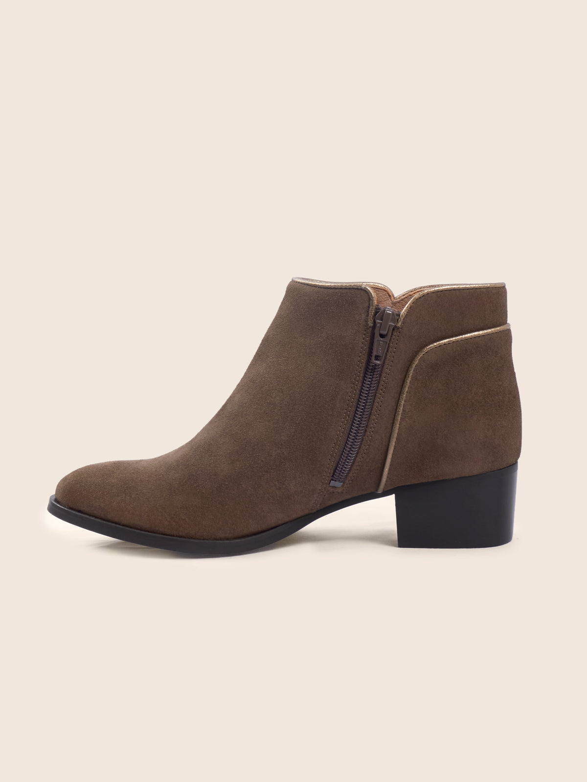 photo vue interieure bottines moyen talon cuir daim marron jules jenn