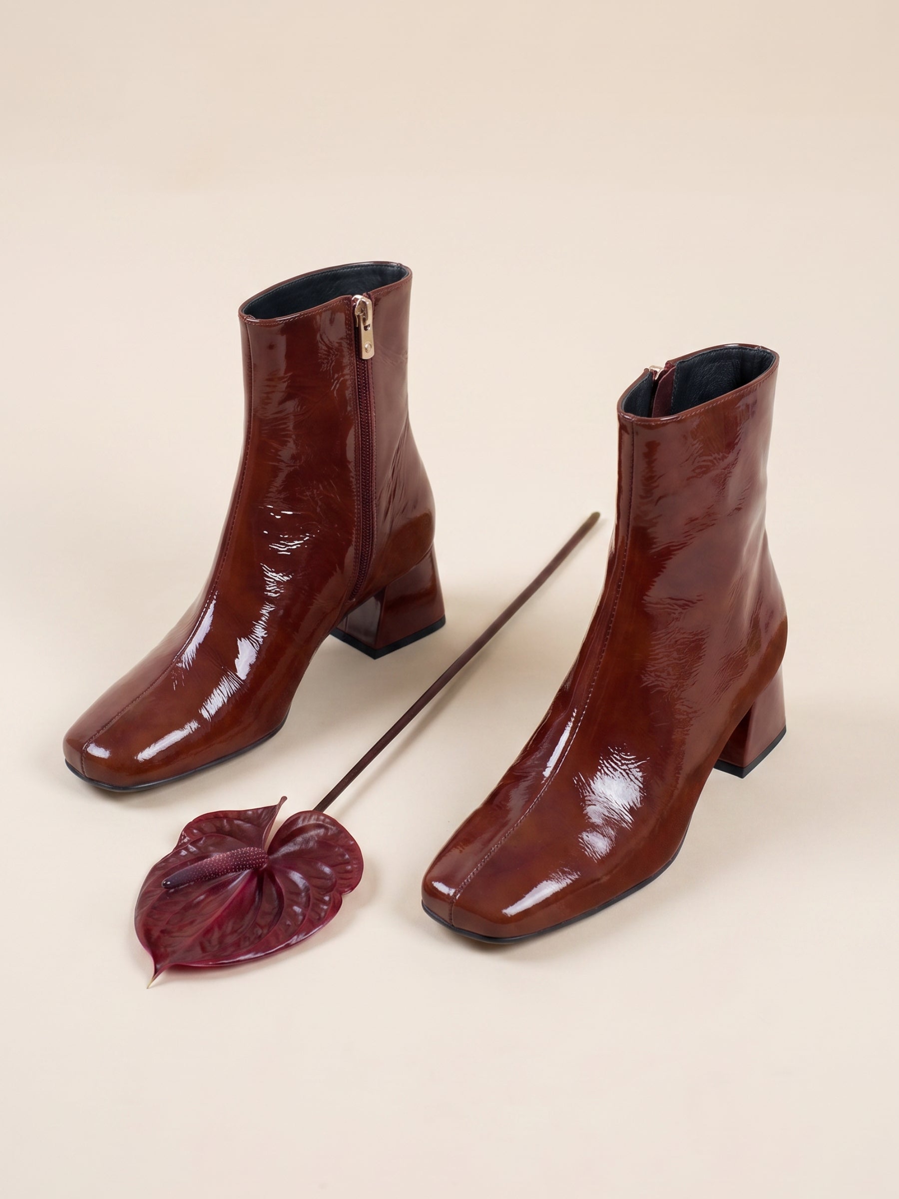 photo vue posee bottines moyen talon diane cuir vernis brique jules jenn