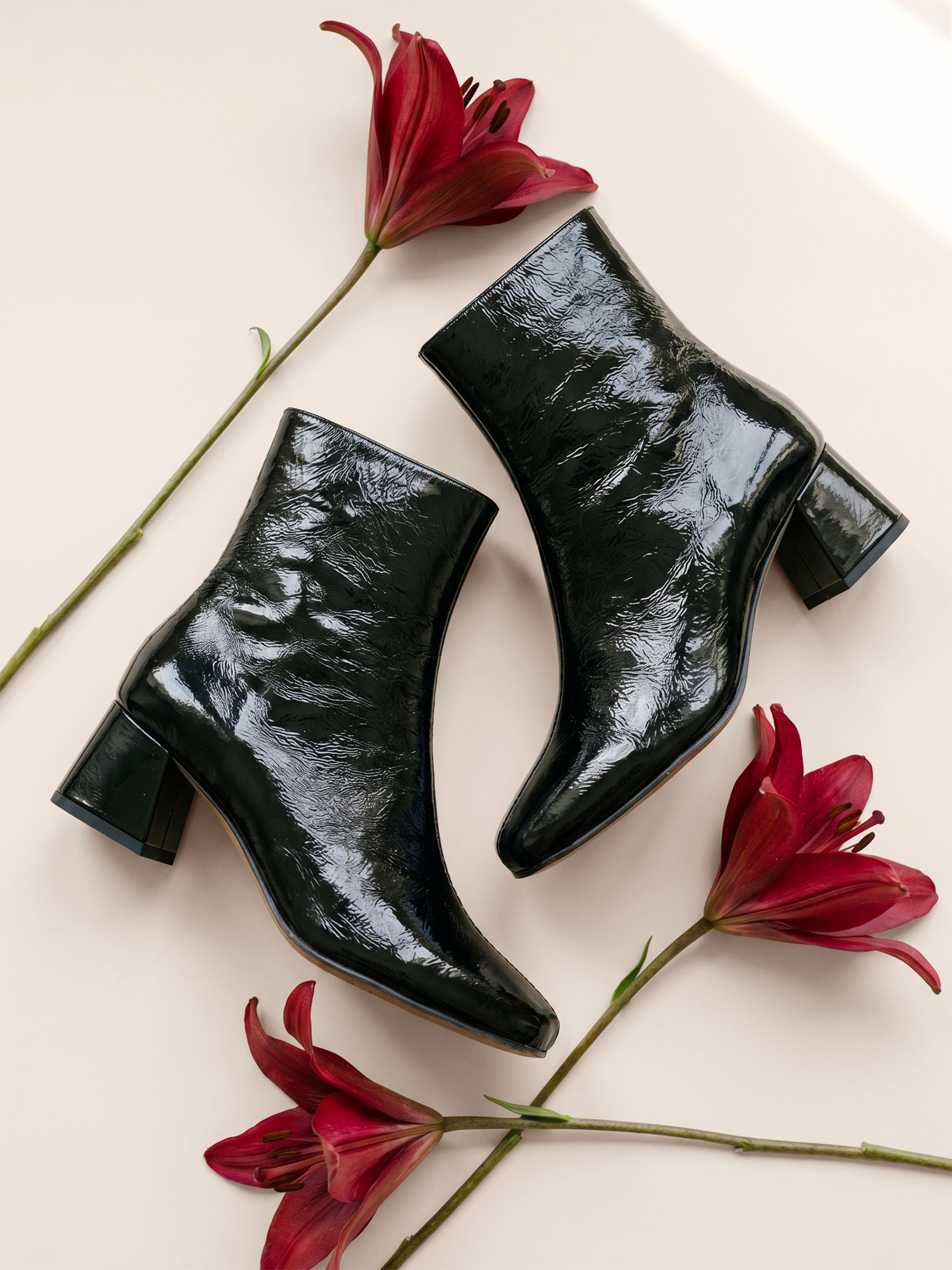 photo vue posee bottines moyen talon diane cuir vernis noir jules jenn