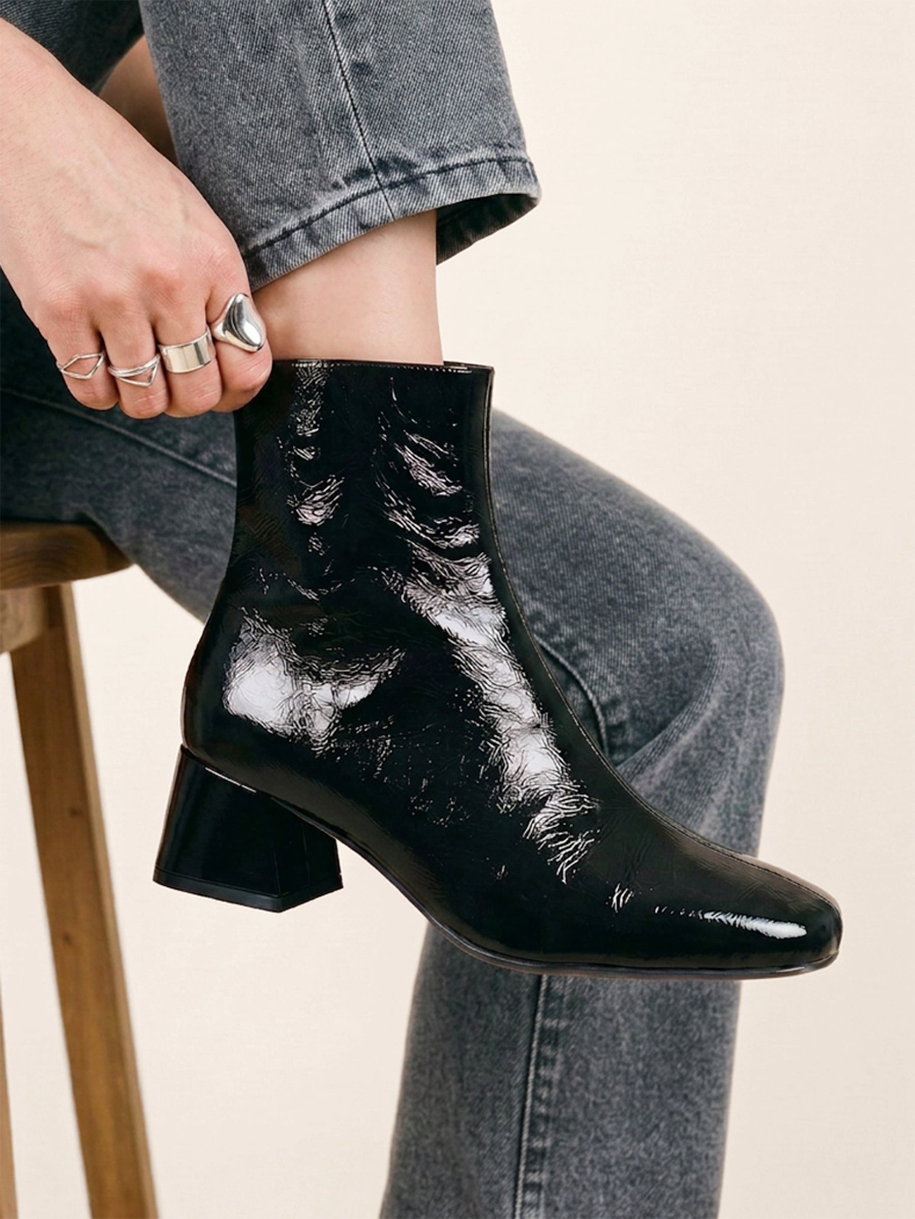 photo vue portee bottines moyen talon diane cuir vernis noir jules jenn