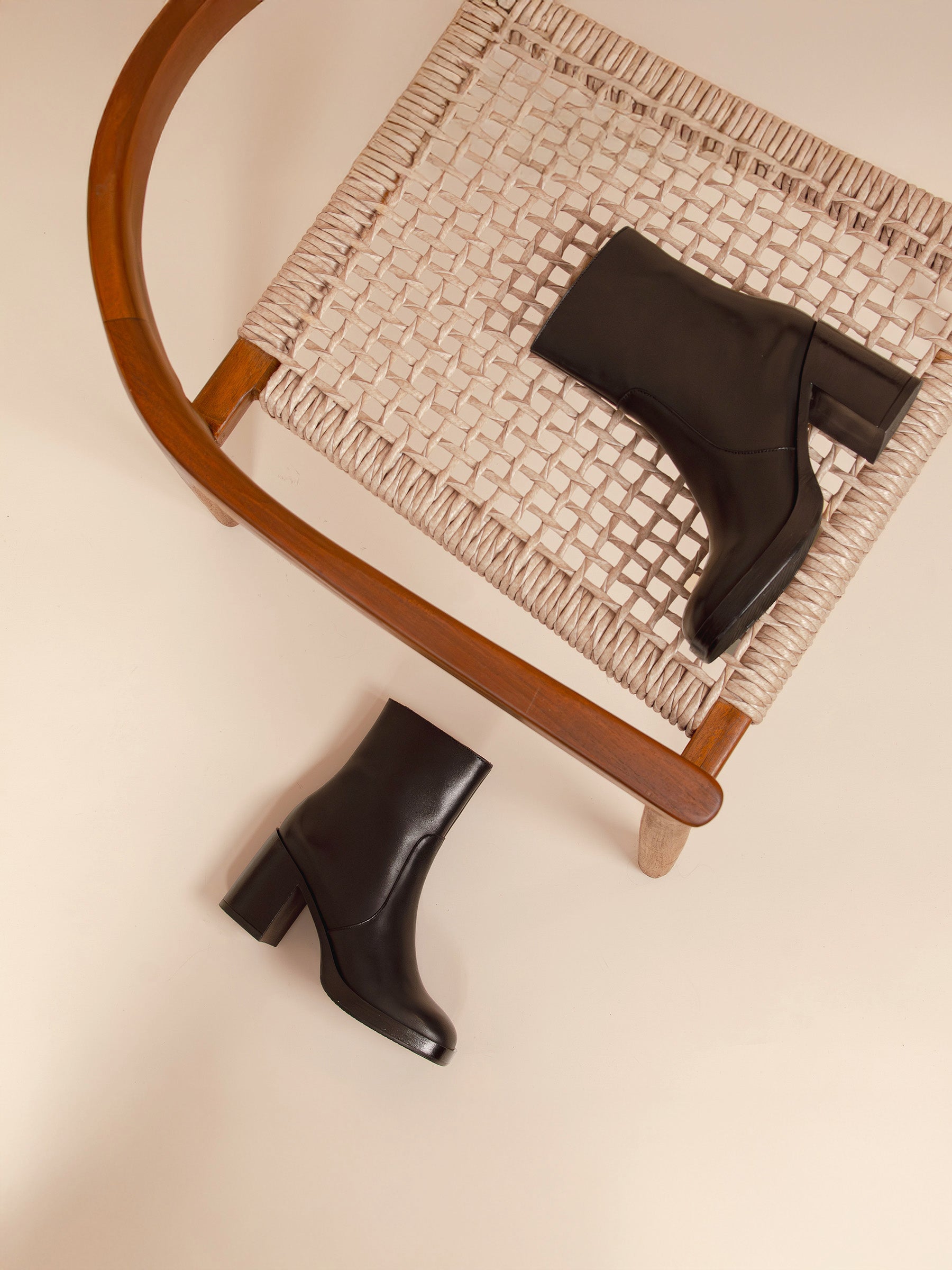 vue posée bottines plateforme cuir noir jules jenn