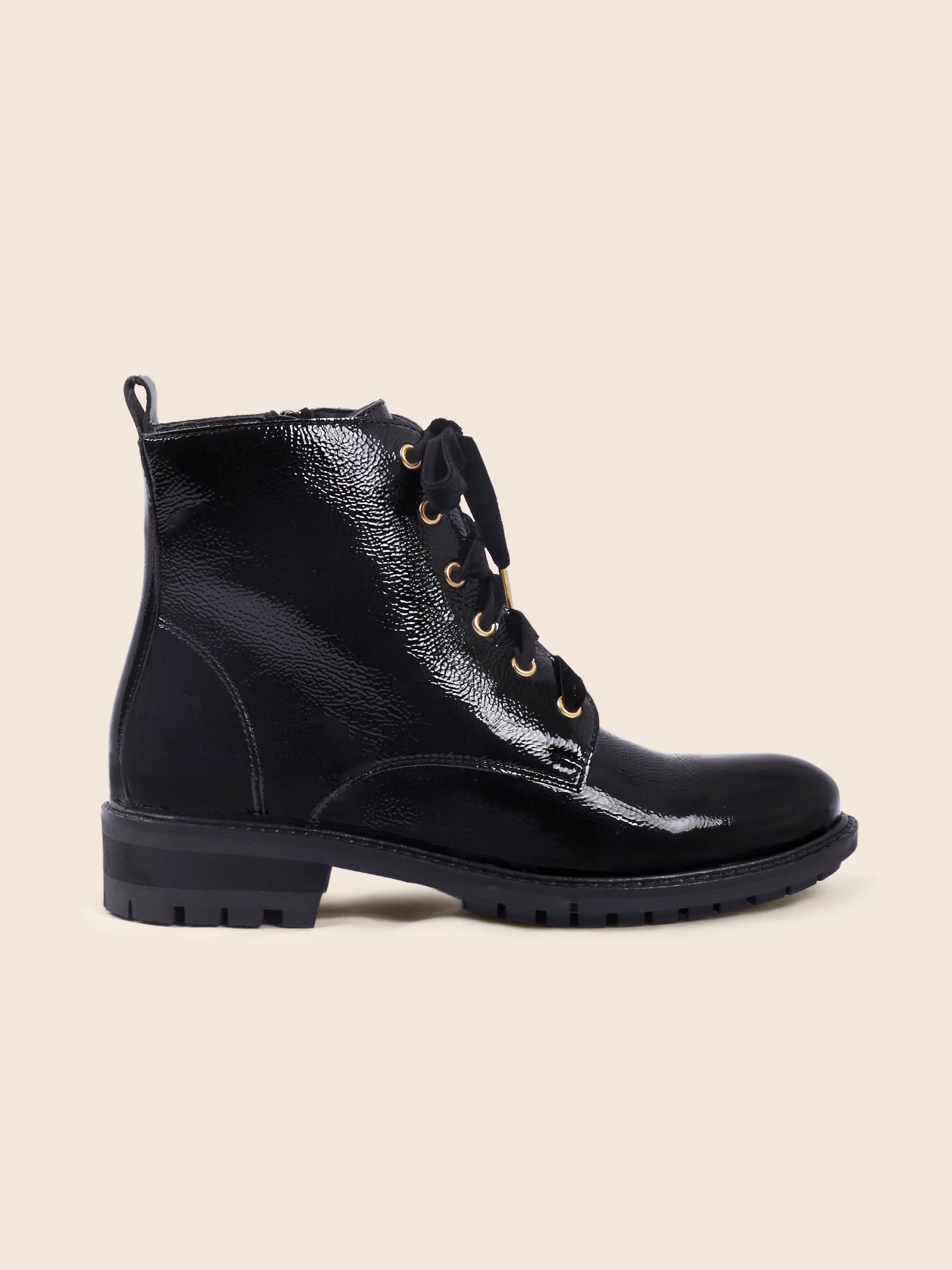 photo vue profil bottines plates lacet cuir vernis noir jules jenn