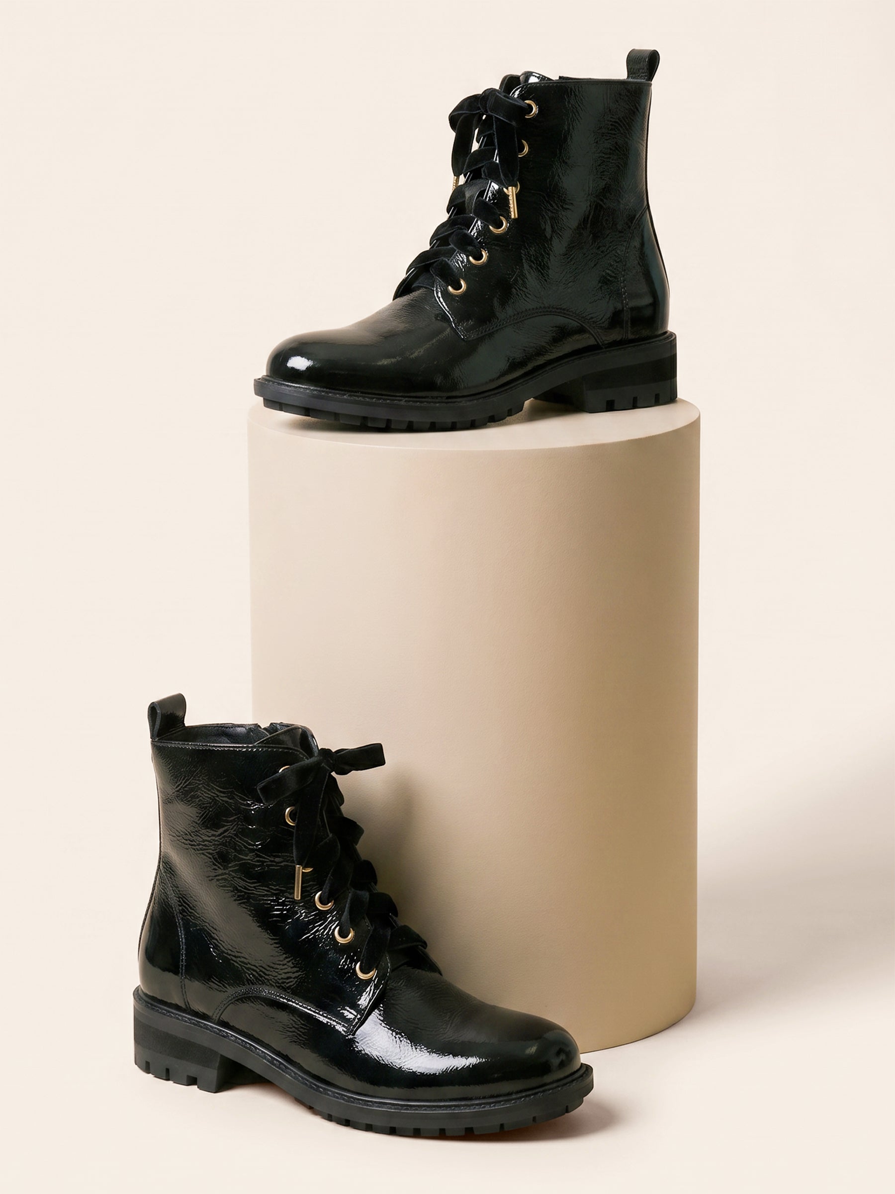 photo vue posee bottines plates lacet cuir vernis noir jules jenn