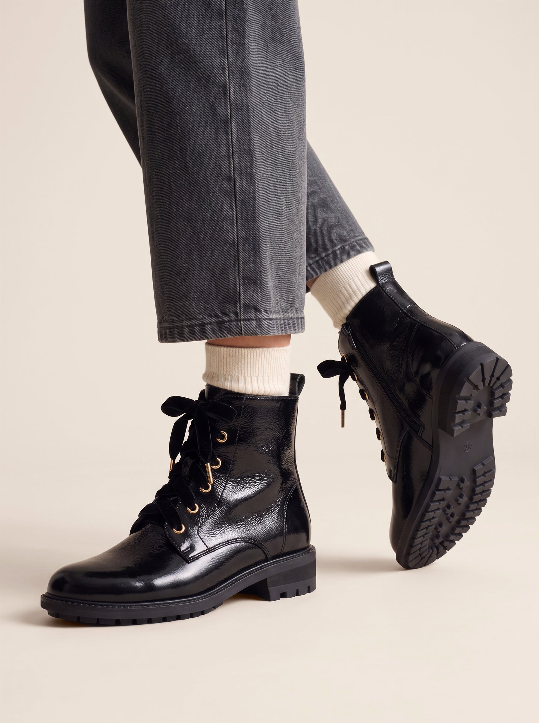 photo vue portee bottines plates lacet cuir vernis noir jules jenn