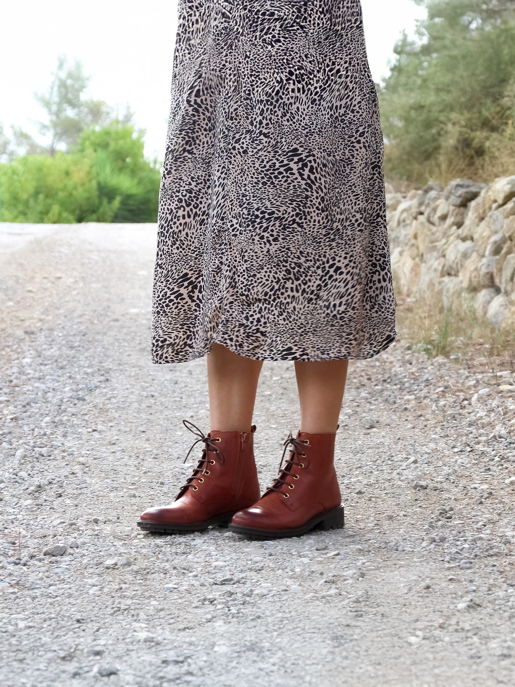 vue portée bottines plates a lacet cuir cognac jules jenn