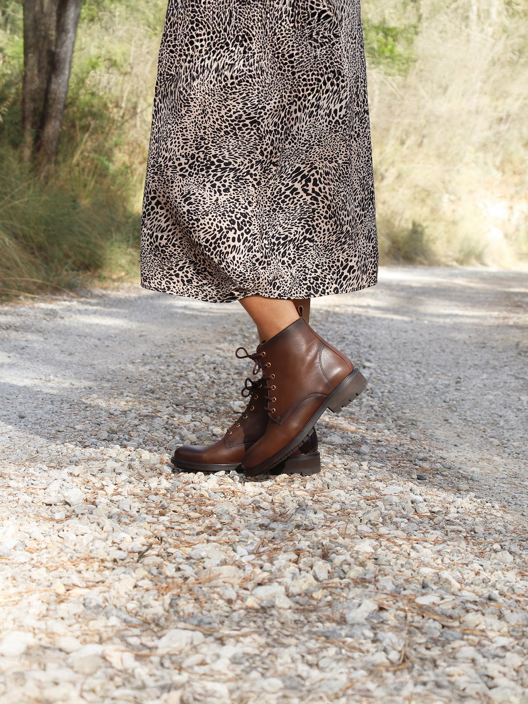 vue portée bottines plates à lacet cuir marron jules & jenn