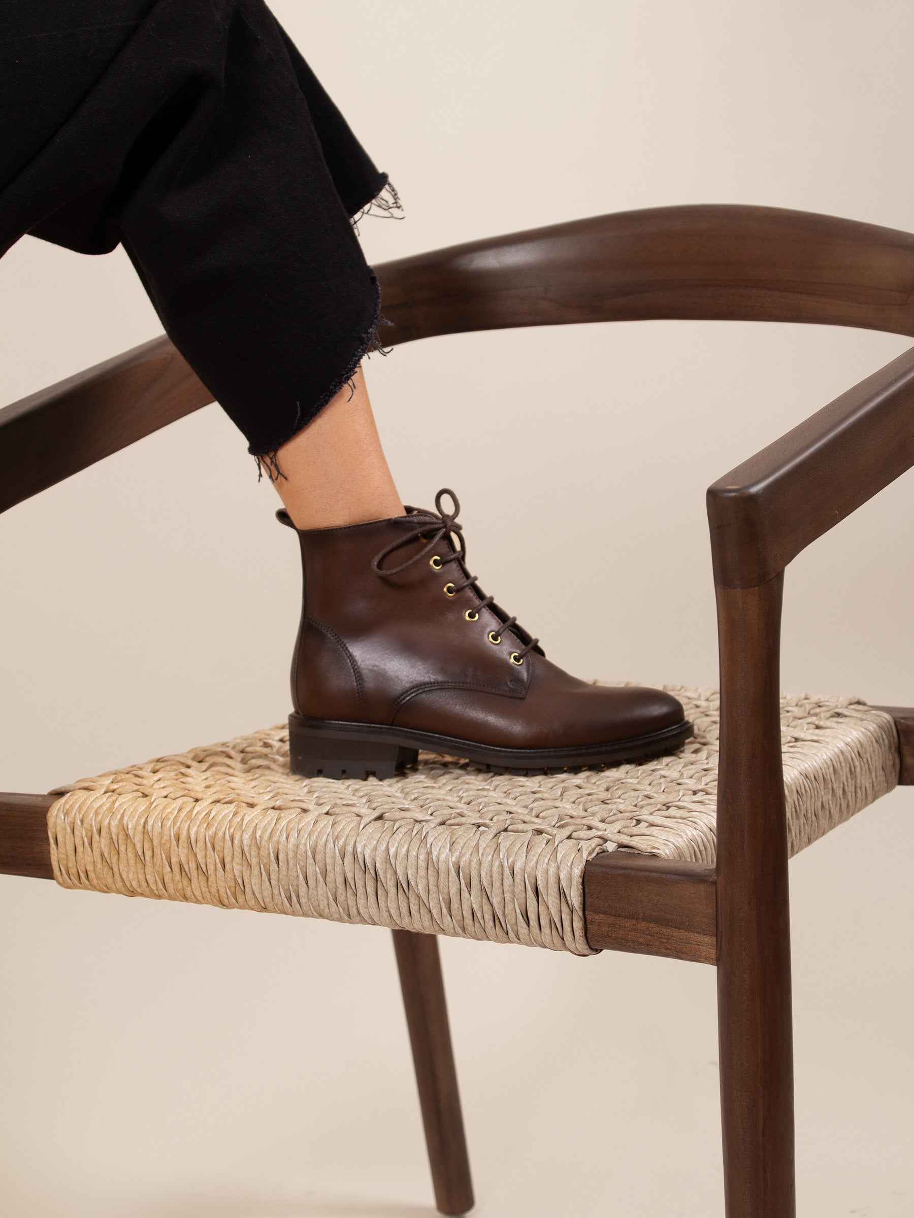 vue portée bottines plates à lacet cuir marron jules & jenn
