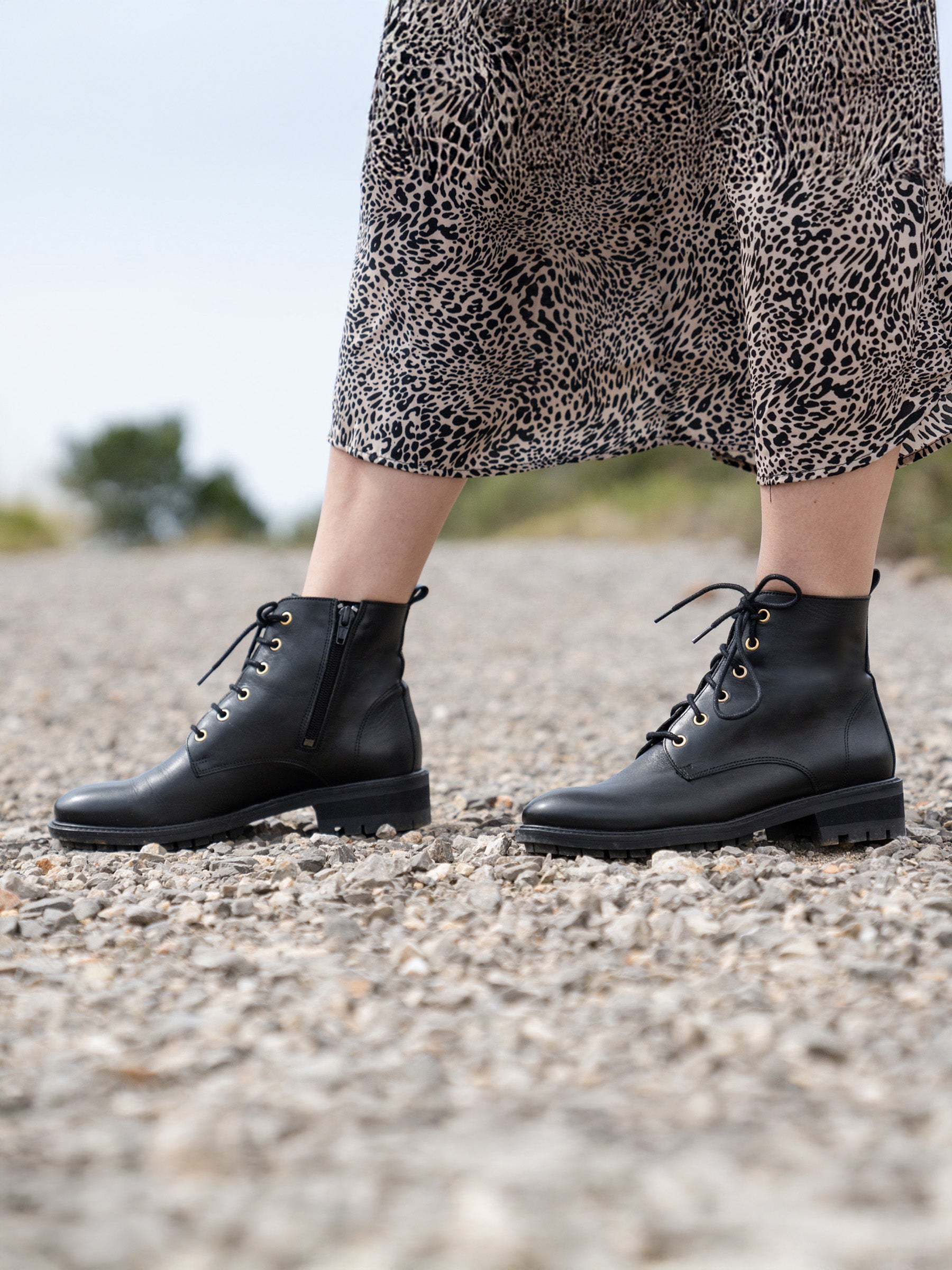 vue portée bottines plates a lacet cuir noir jules & jenn