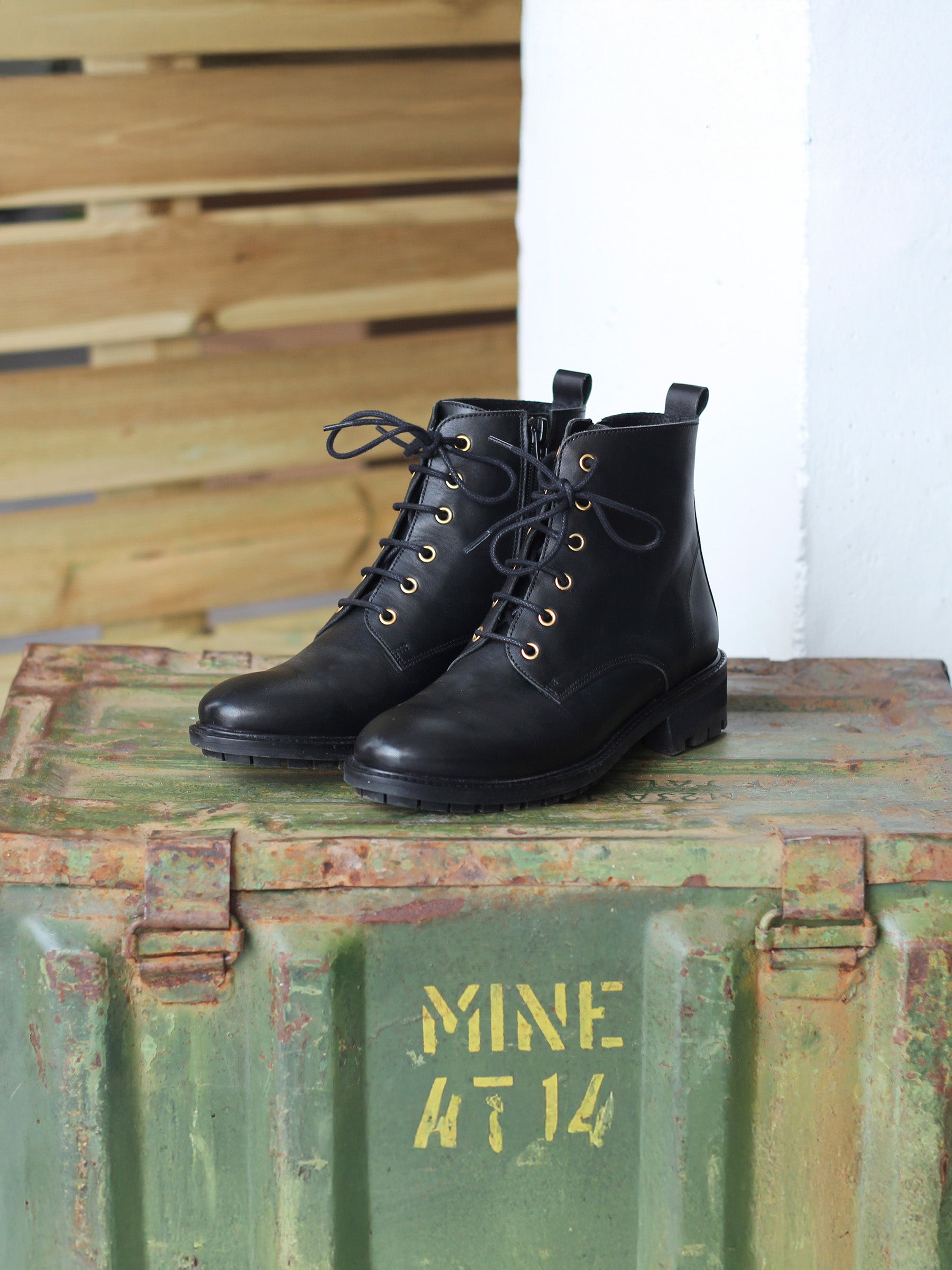 vue posée bottines plates a lacet cuir noir jules & jenn