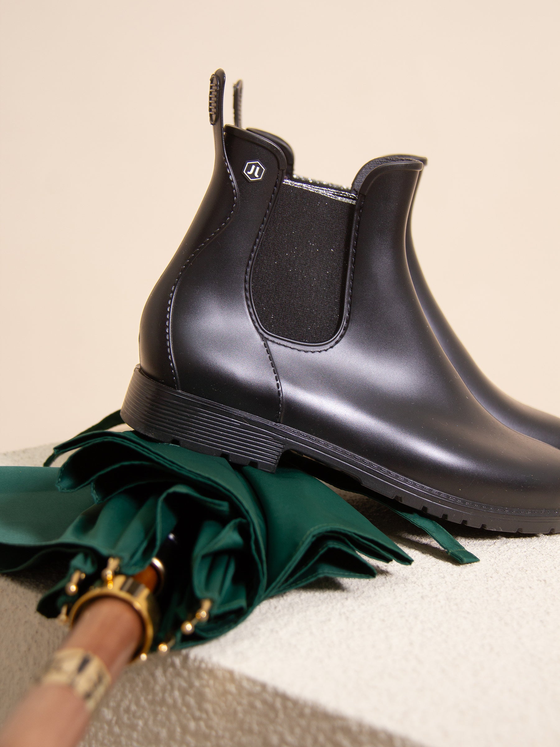 vue posée bottines de pluie caoutchouc noir argente jules jenn