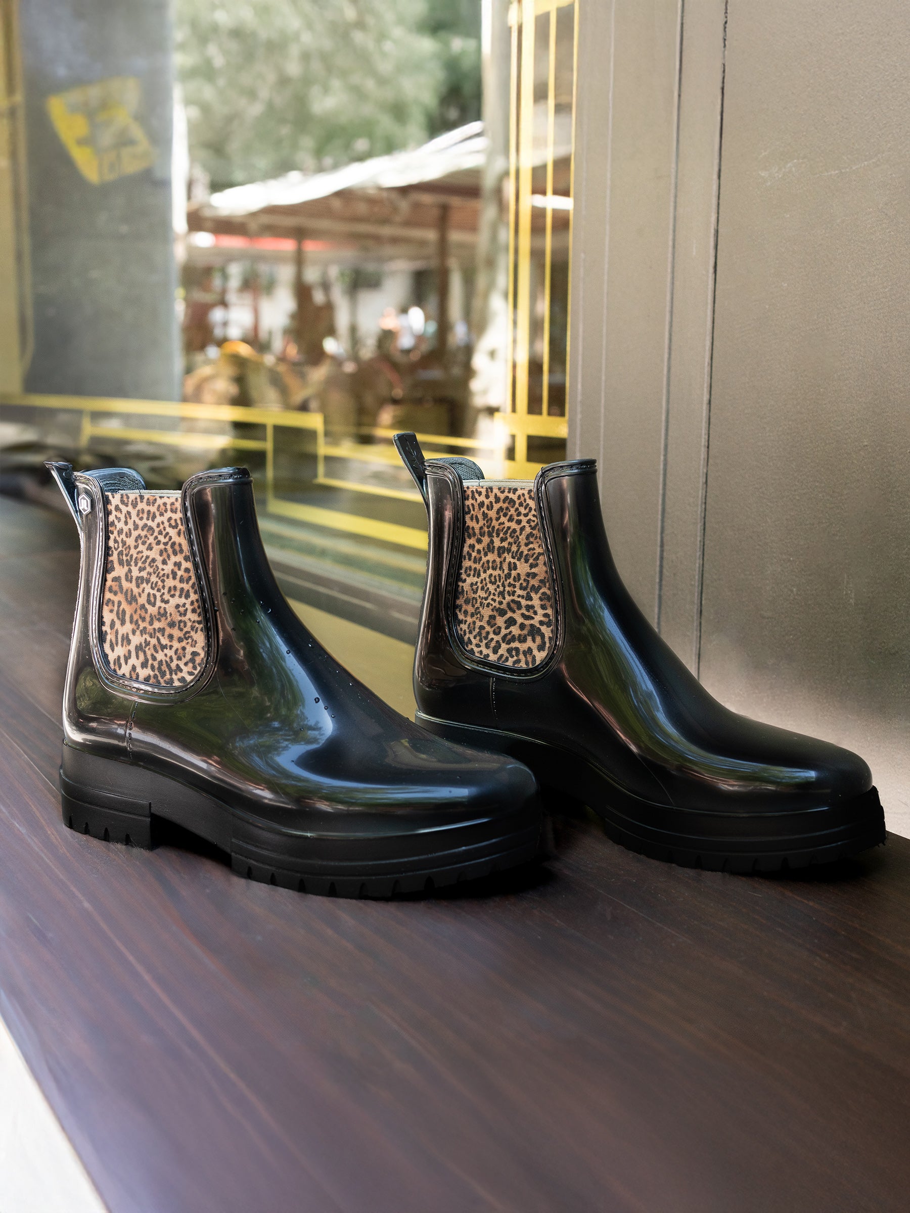 vue posée bottines de pluie crantees noir leopard jules jenn