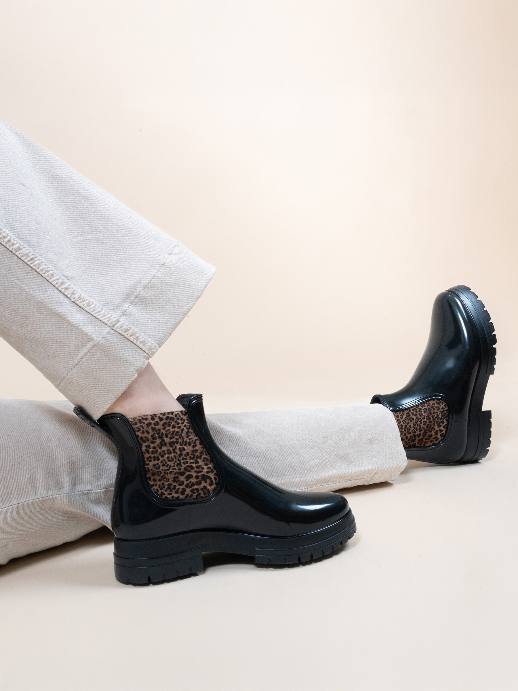 vue portée bottines de pluie crantees noir leopard jules jenn