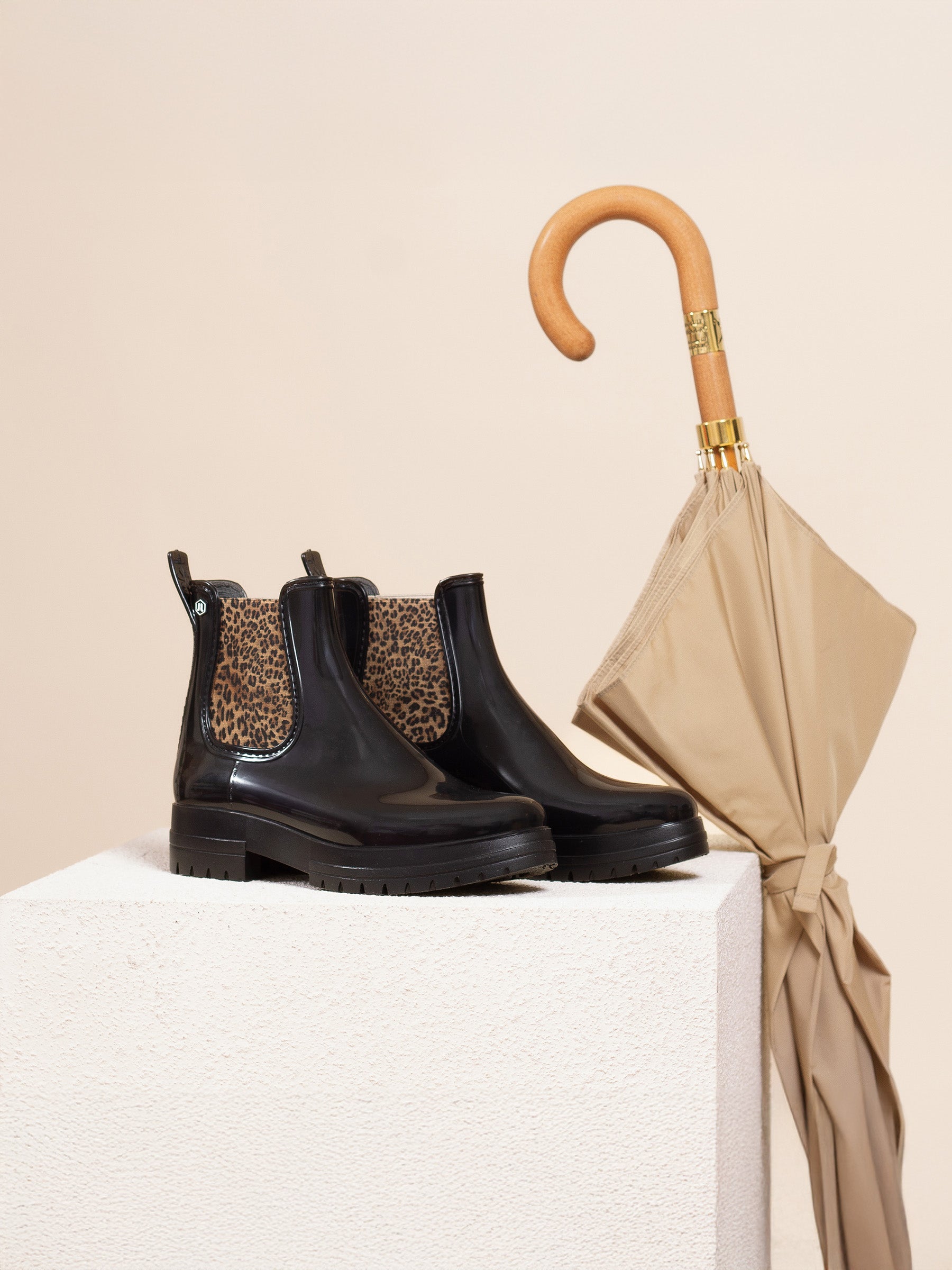 vue posée bottines de pluie crantees noir leopard jules jenn