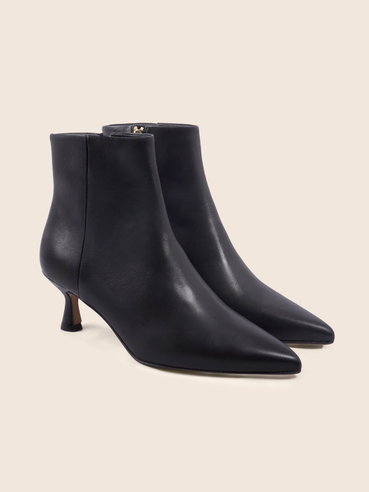 vue avant bottines pointues petit talon isaure cuir noir jules jenn
