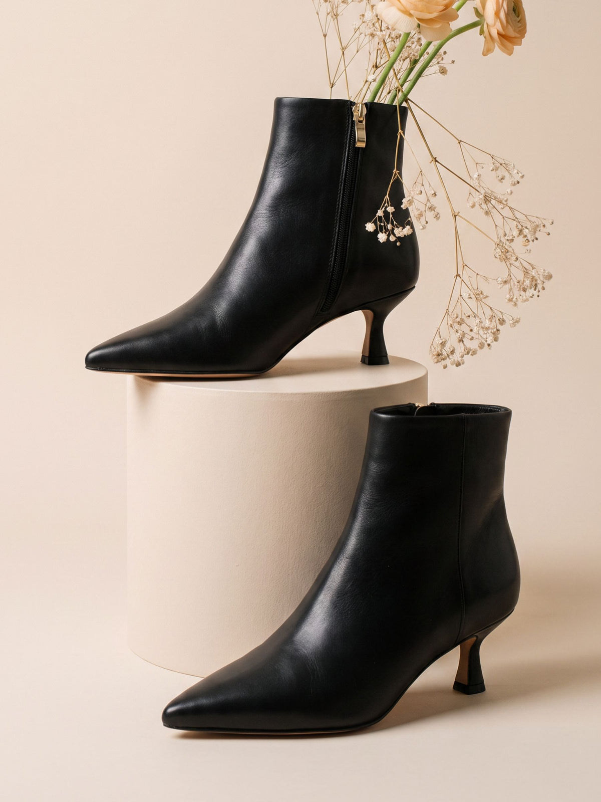 vue posee bottines pointues petit talon isaure cuir noir jules jenn