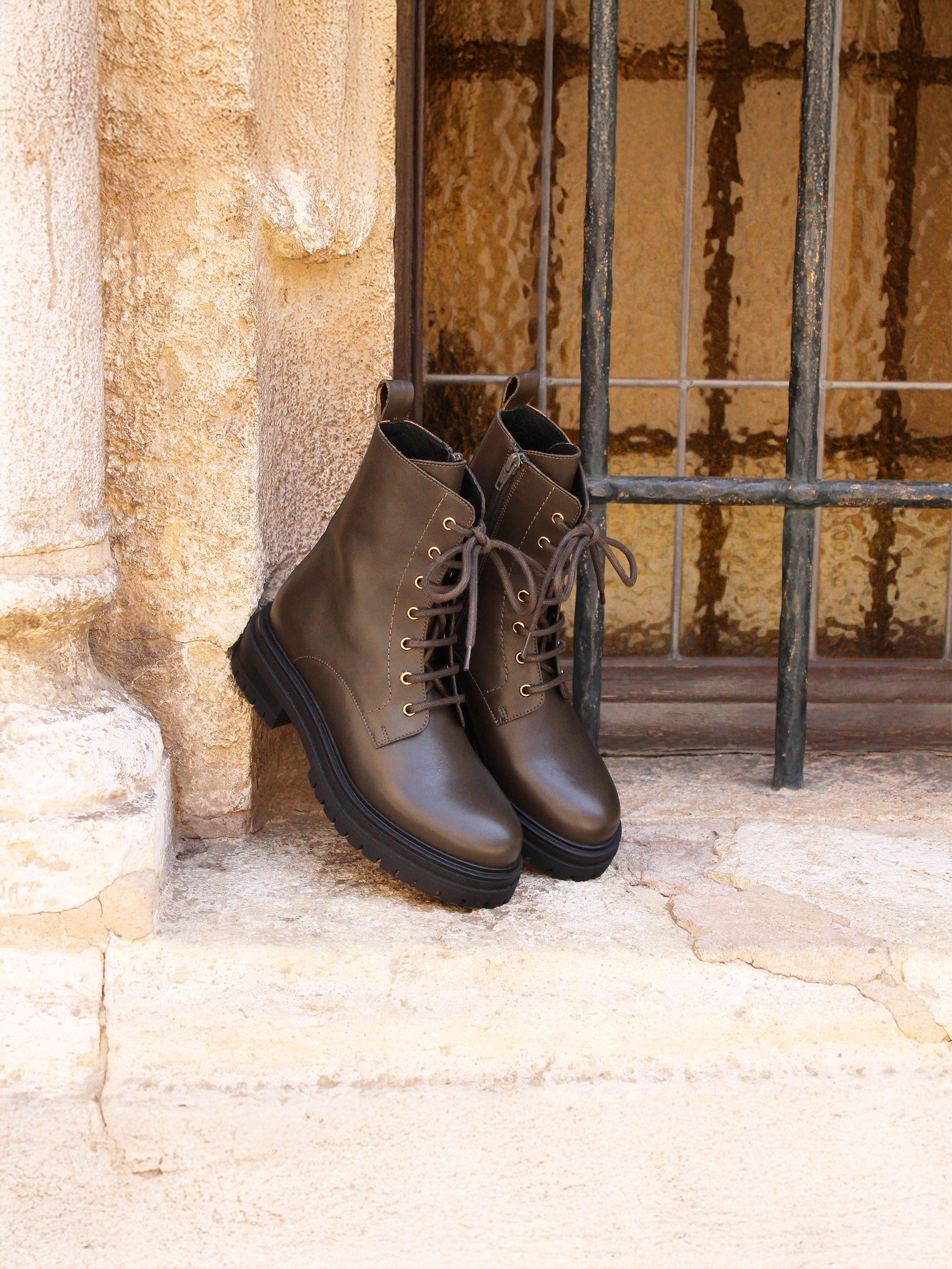 vue posée bottines ranger crantees cuir kaki jules jenn