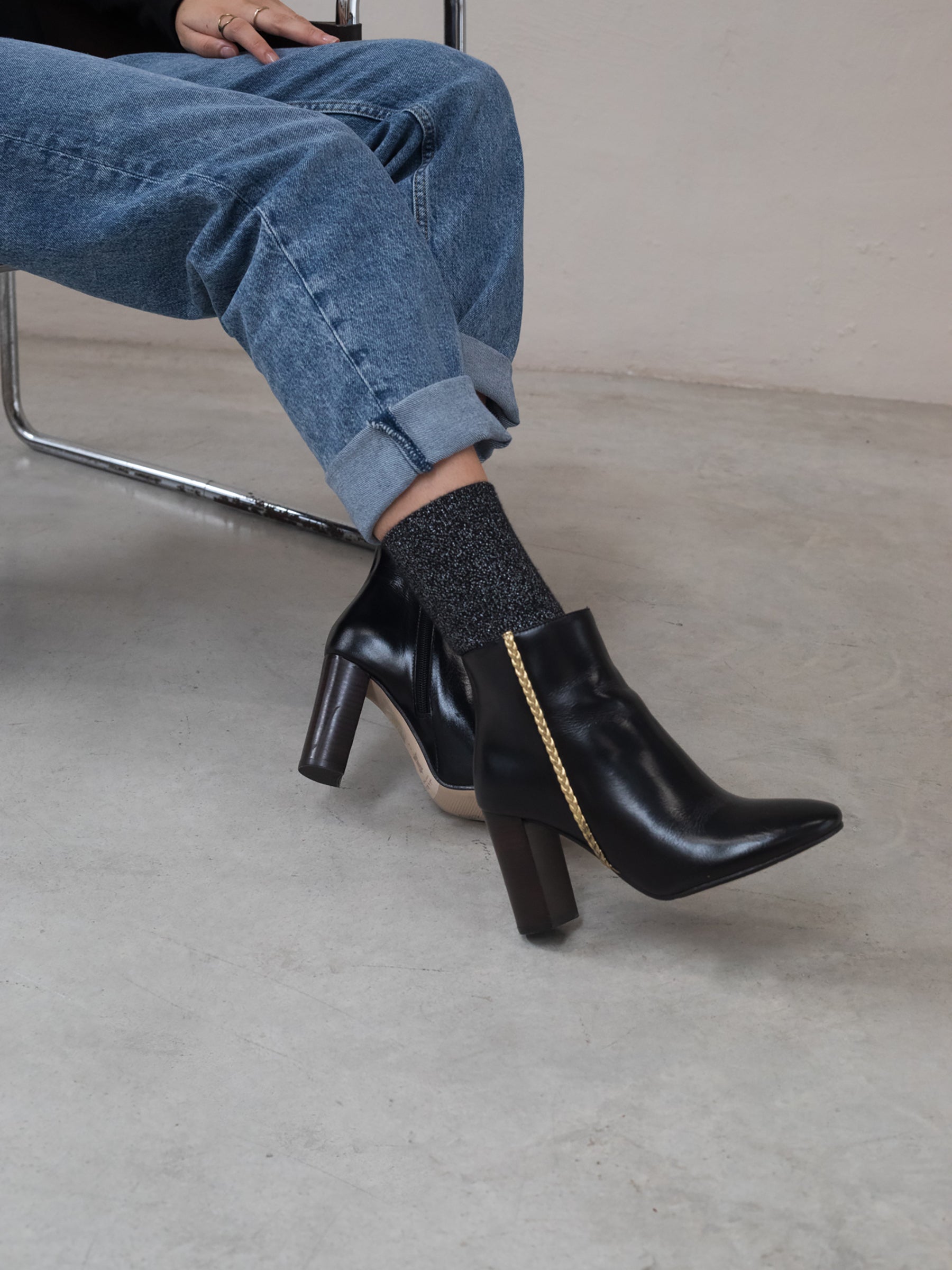 vue portée bottines talon cuir noir jules & jenn