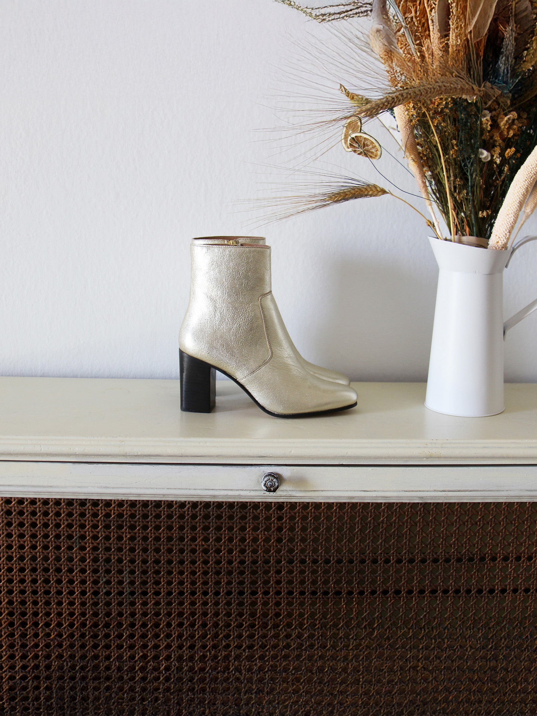 vue posée bottines talon essentielles cuir metallise dore jules jenn