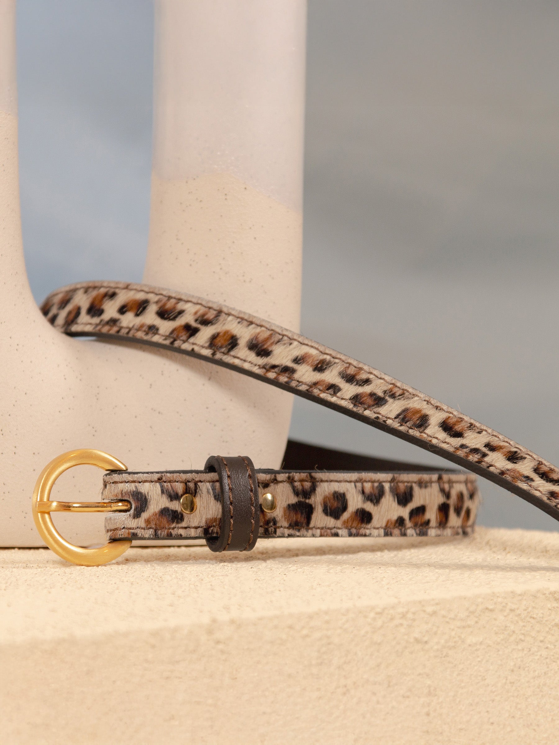 vue posée ceinture boucle d'or cuir leopard jules jenn