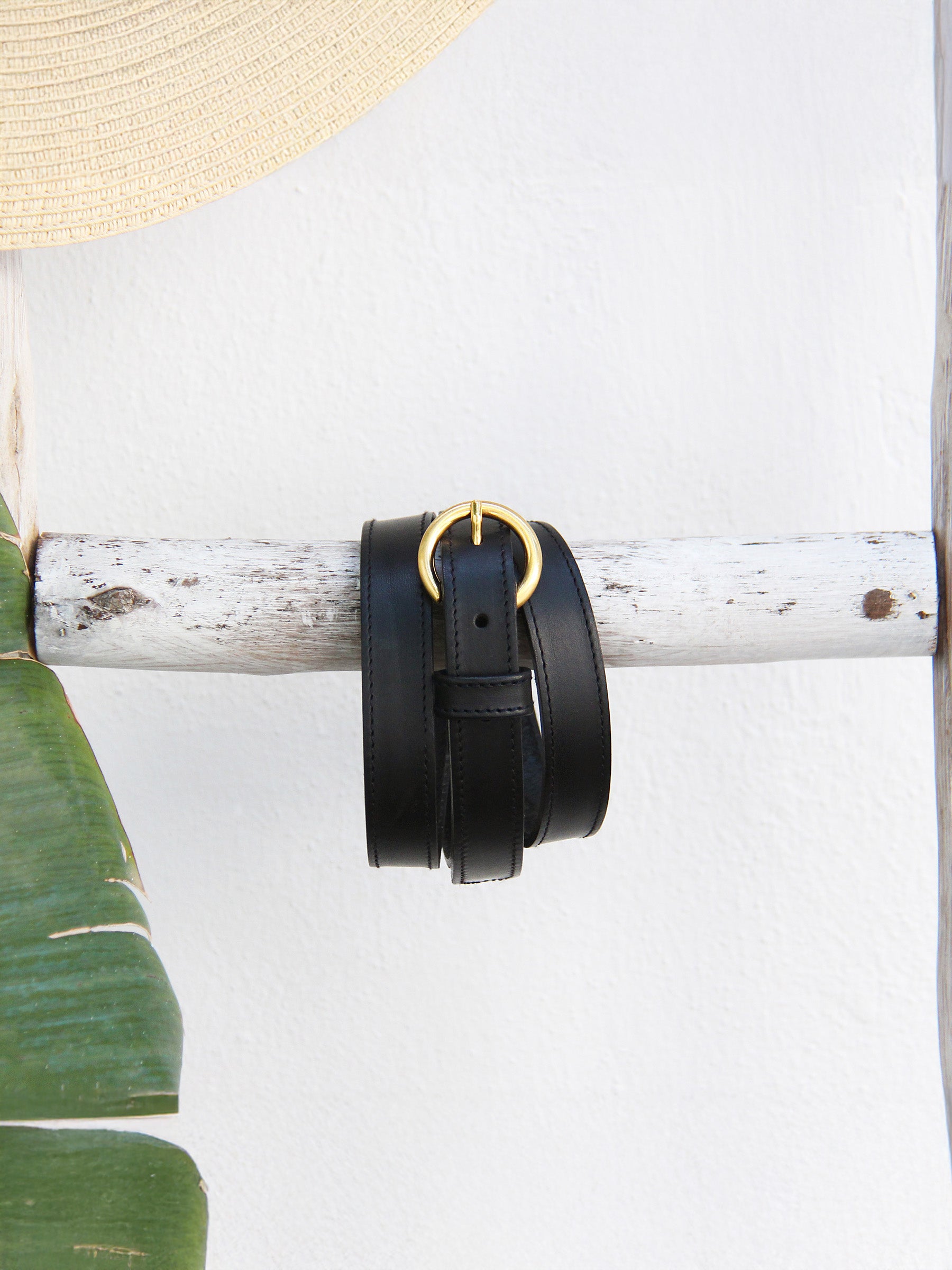 vue posée ceinture boucle d'or cuir noir jules jenn