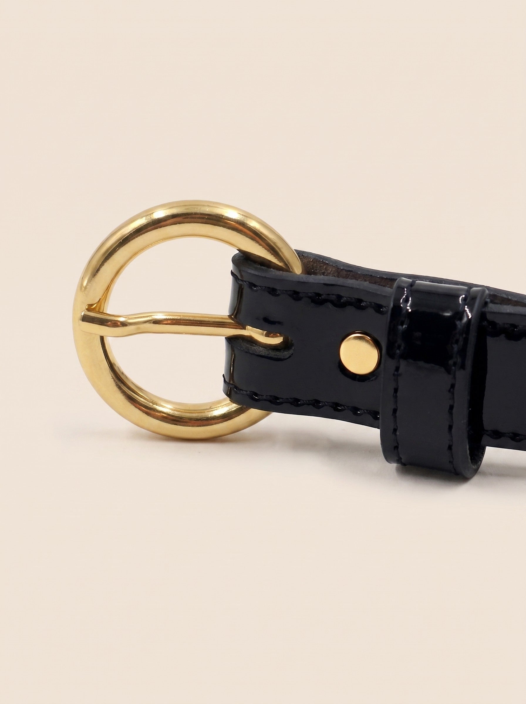 photo vue profil ceinture boucle d'or cuir vernis noir jules jenn