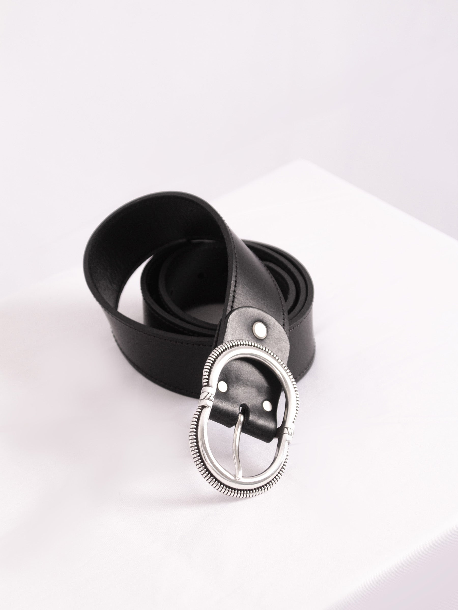 vue posée ceinture camargue cuir noir jules jenn