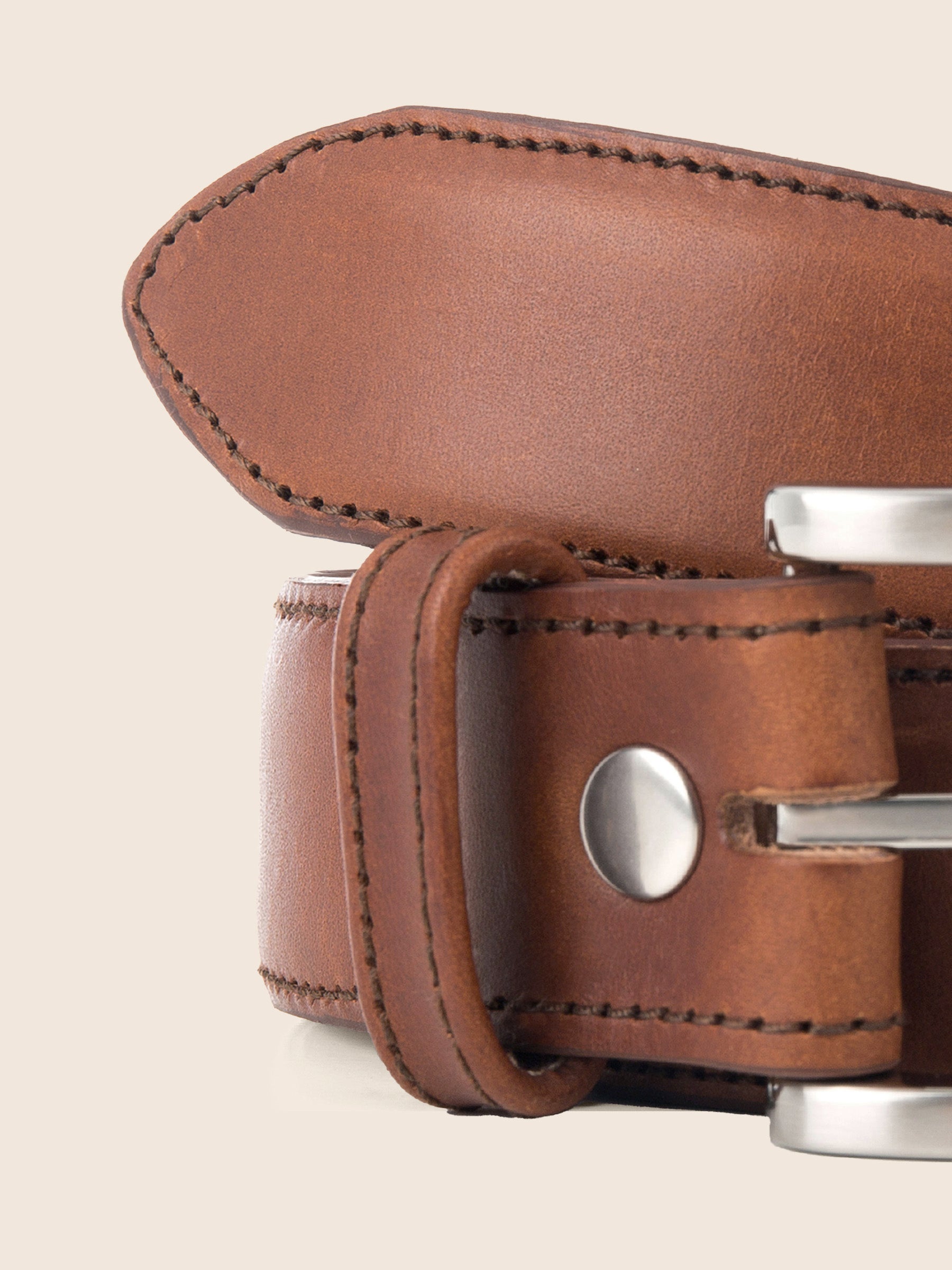 gros plan ceinture homme cuir cognac classique fabriquee en France jules jenn