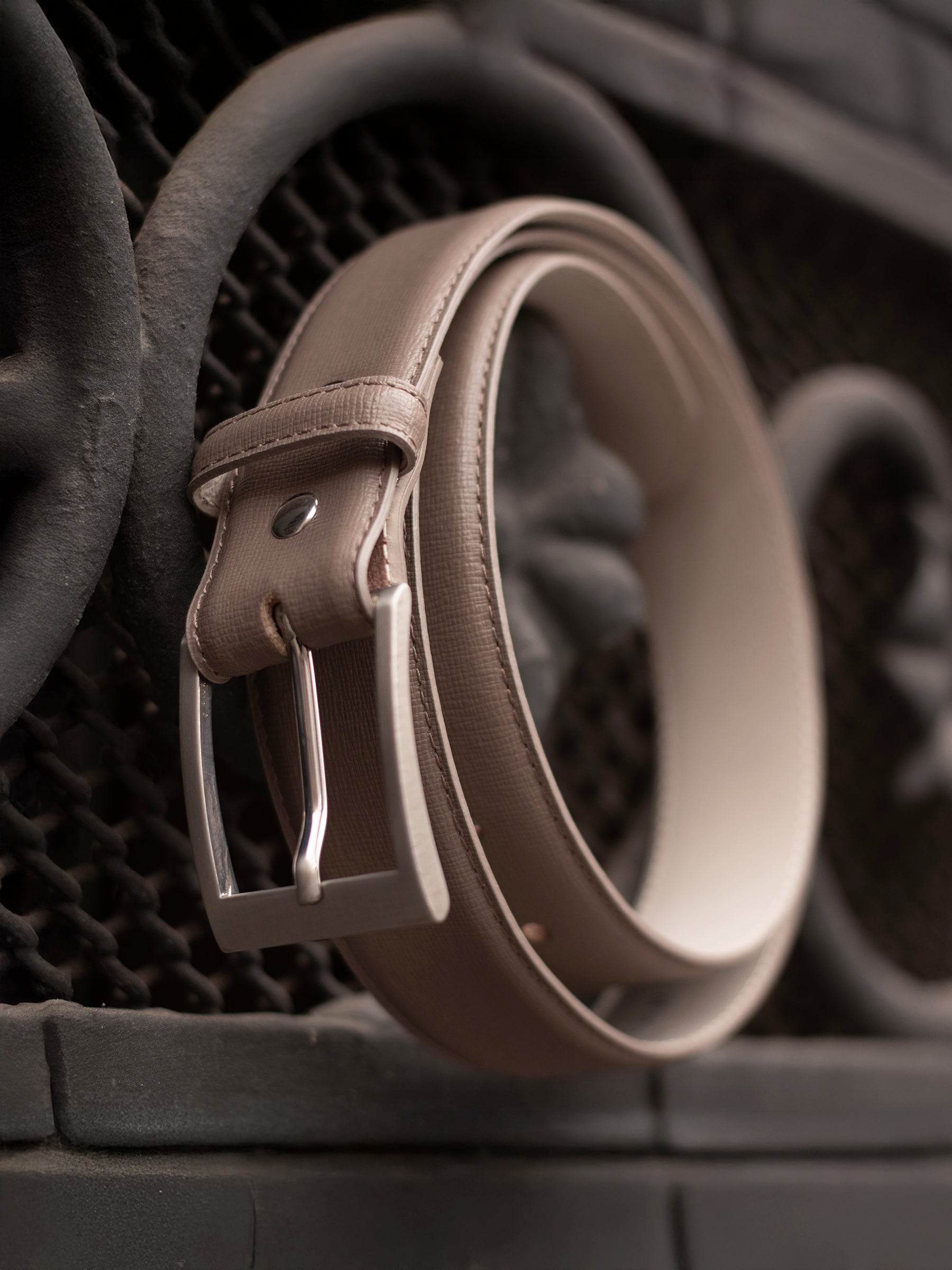 vue posée ceinture classique cuir grave taupe jules jenn