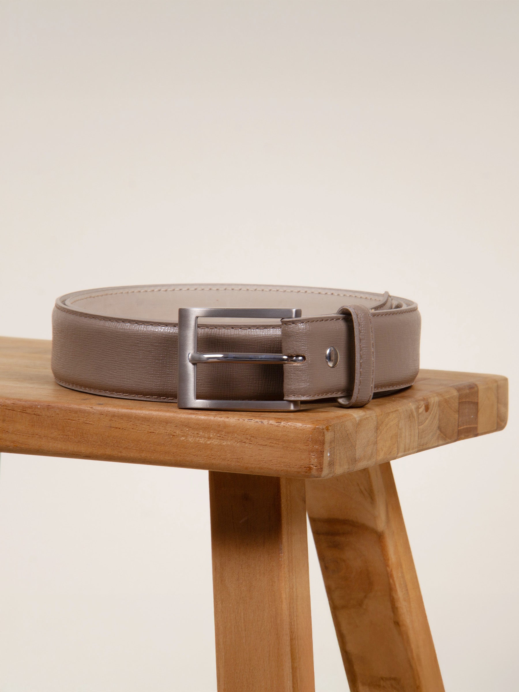 vue posée ceinture classique cuir grave taupe jules jenn
