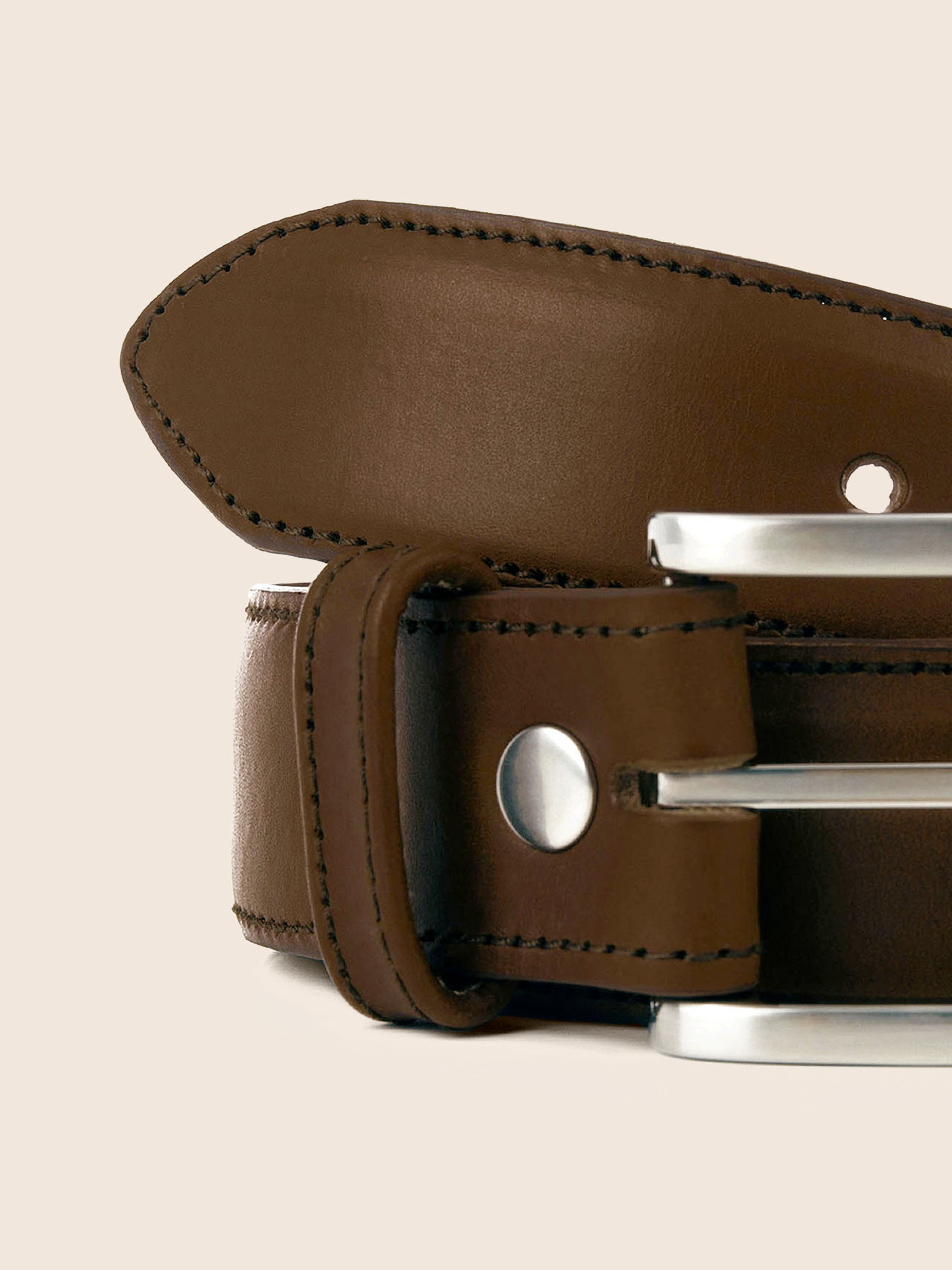 gros plan ceinture classique cuir marron jules jenn