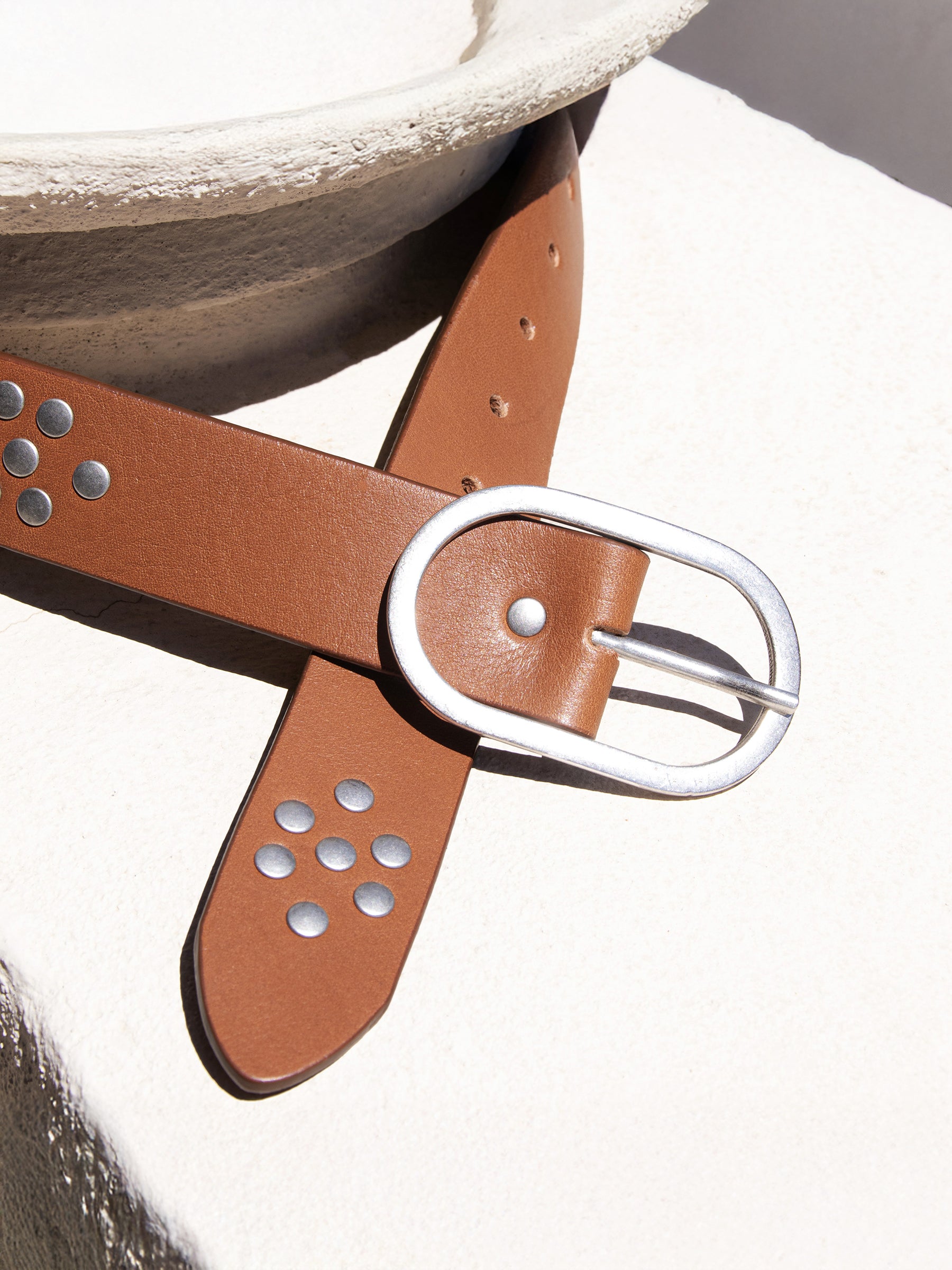 vue posée ceinture large cuir cloute camel jules jenn