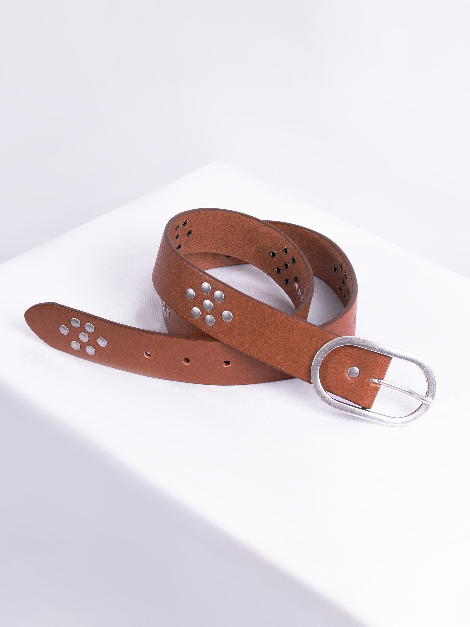 vue posée ceinture large cuir cloute camel jules jenn