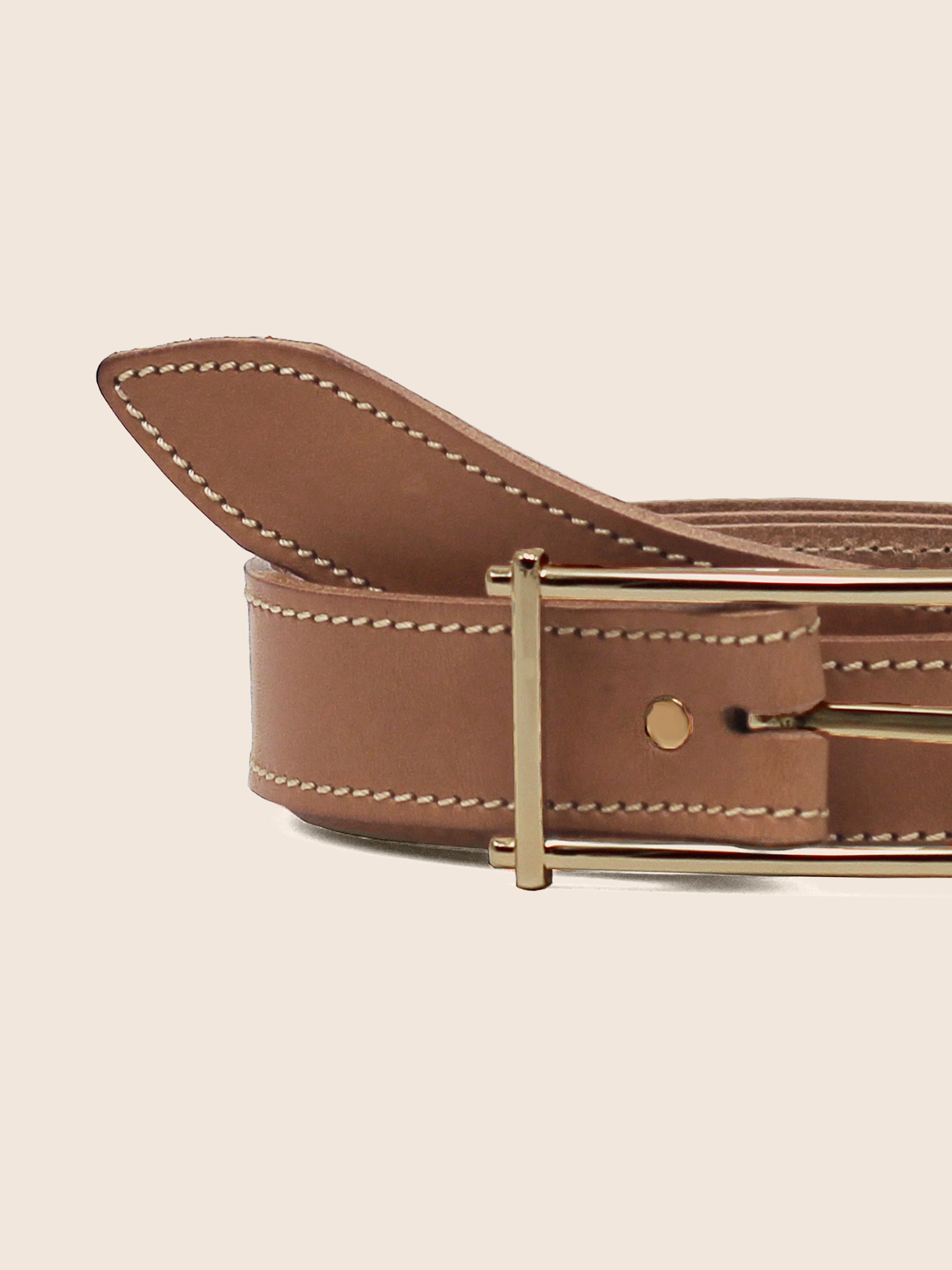 gros plan ceinture beige cuir mademoiselle