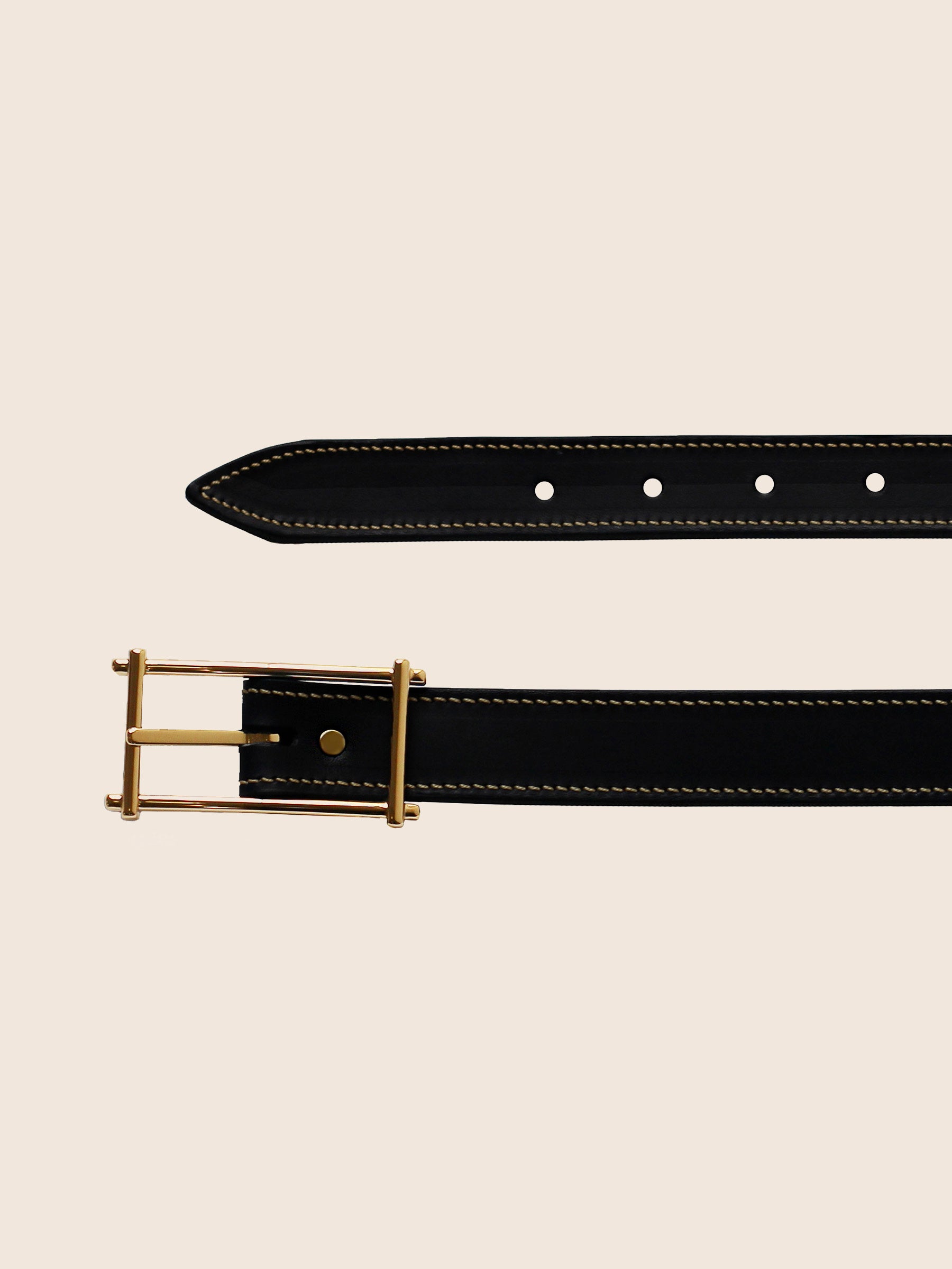 gros plan ceinture noir cuir mademoiselle