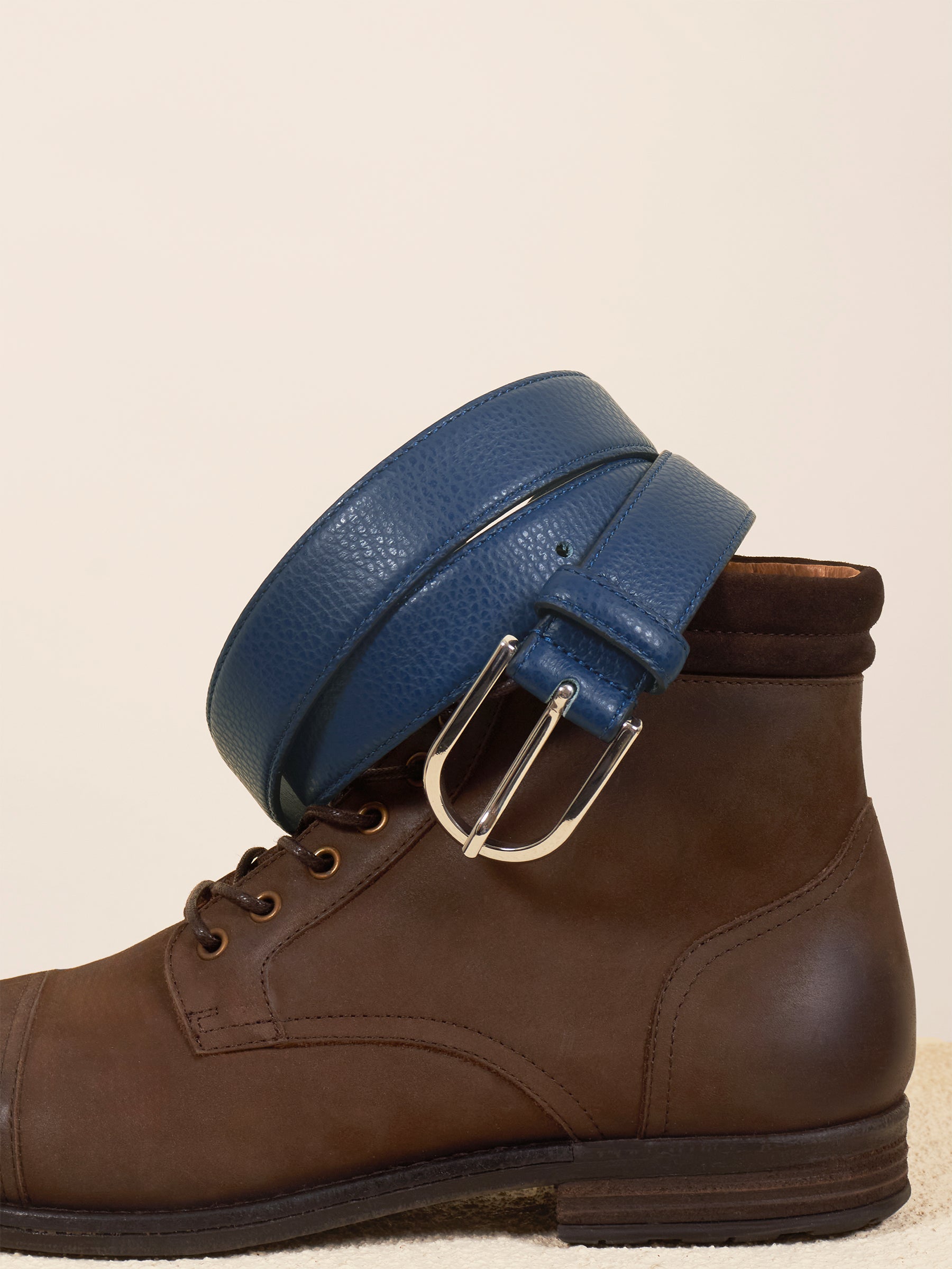 photo vue posée ceinture oscar cuir grainé bleu jules jenn 2