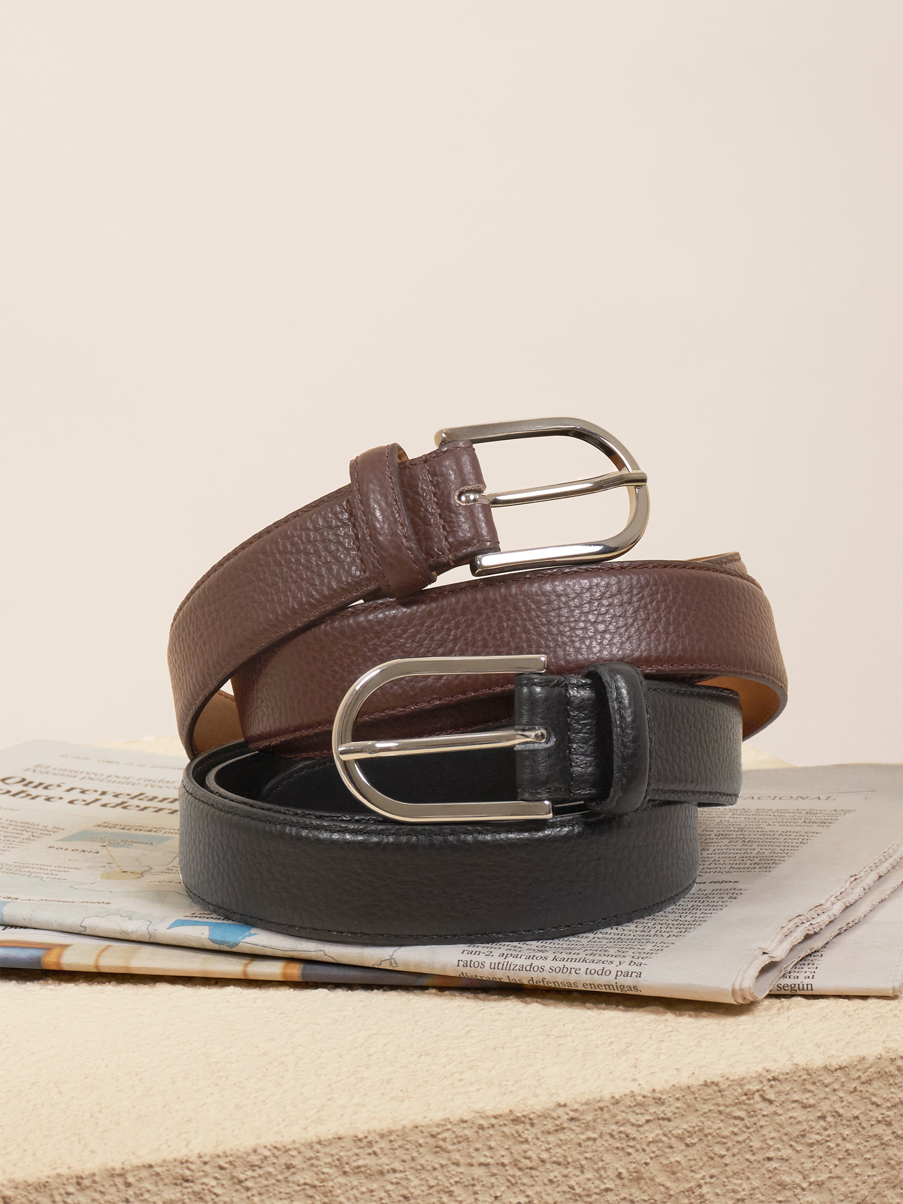 photo vue posée ceinture oscar cuir grainé marron jules jenn 2